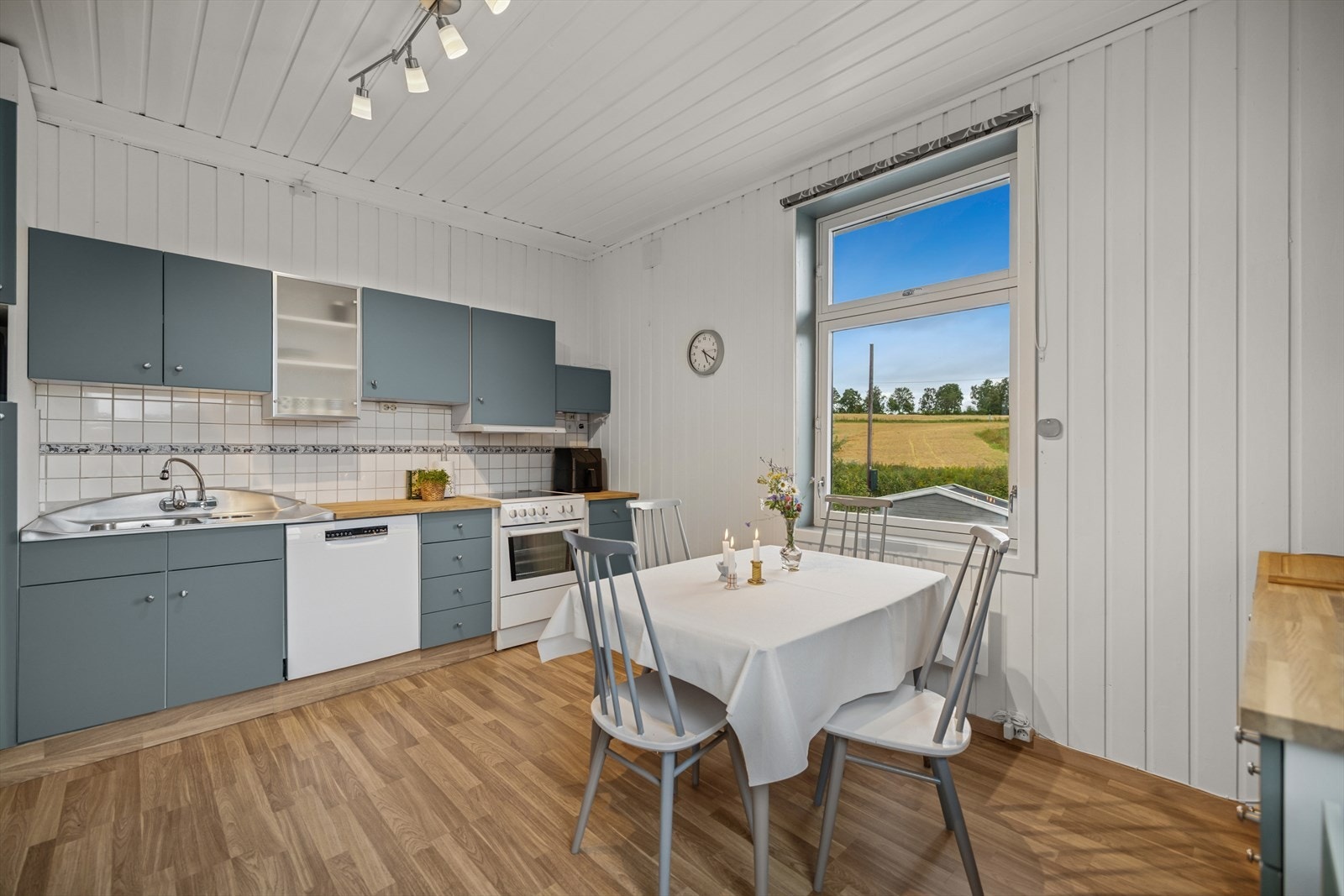 Innredningen har godt med oppbevaringsplass i skuffer og skap med glatte fronter. Galleribilde