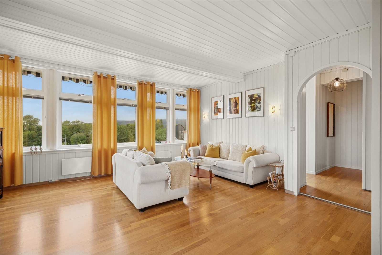 Store gode vinduer gir rikelig med dagslys. Galleribilde