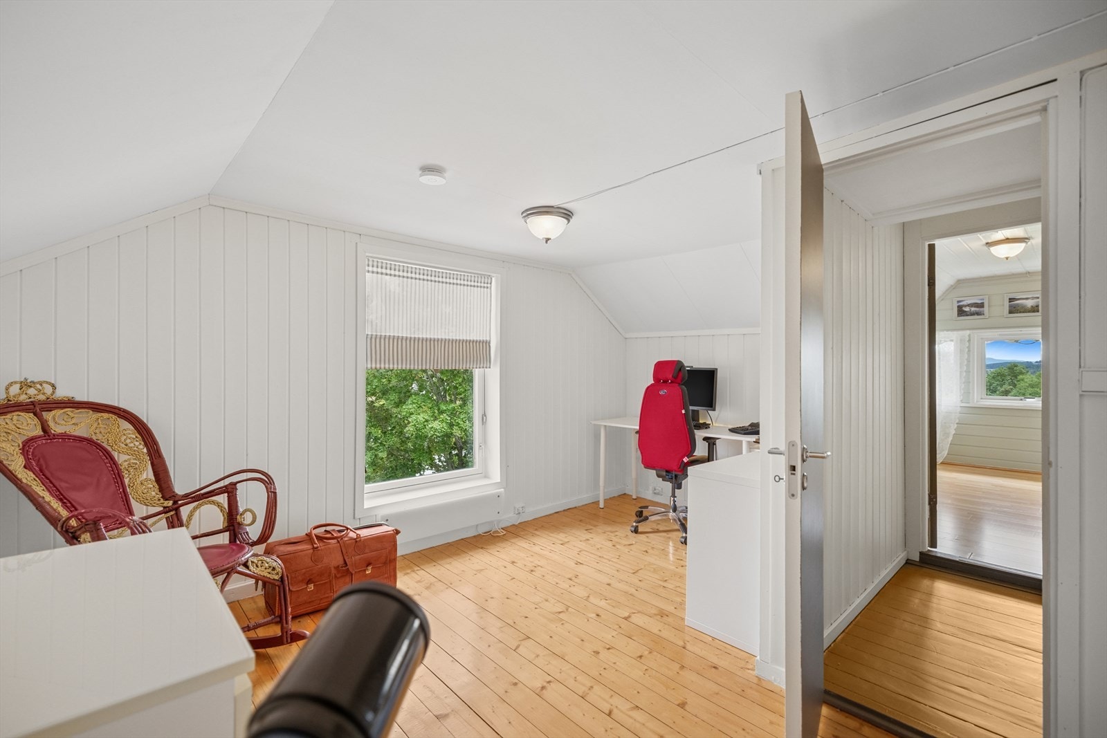 Leiligheten har totalt 3 soverom, dette benyttes som kontor i dag. Galleribilde