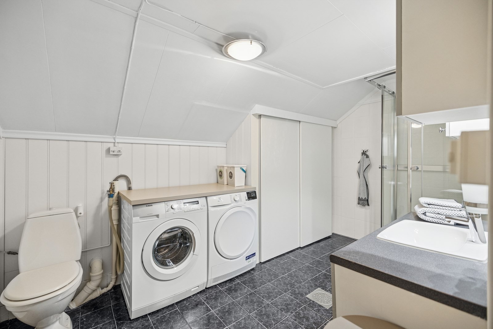 God plass til vaskemaskin og tørketrommet. I tillegg er det lagring i skyvedørsgarderoben Galleribilde