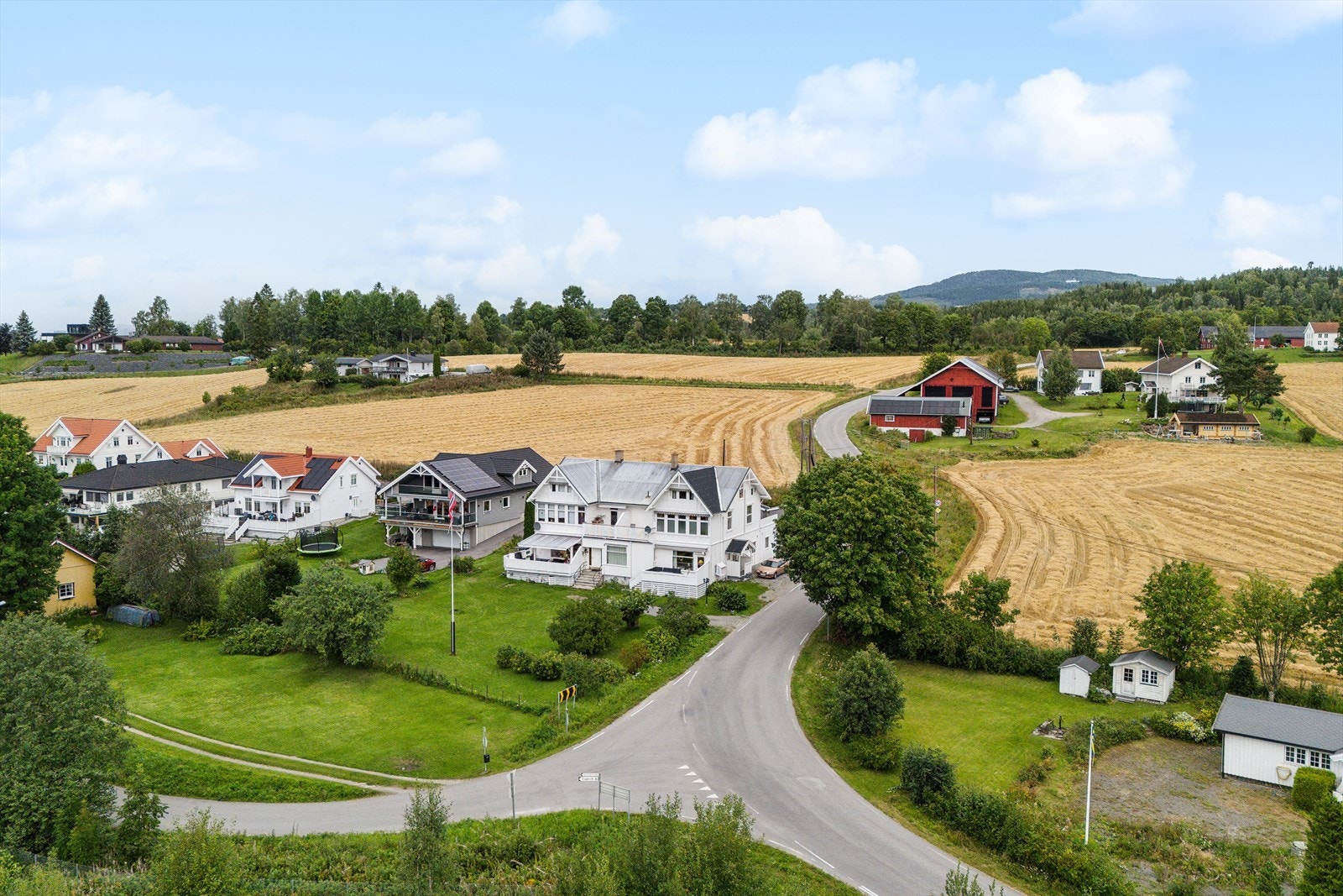Eiendommen ligger fint til i landlige omgivelser på Jessnes Galleribilde