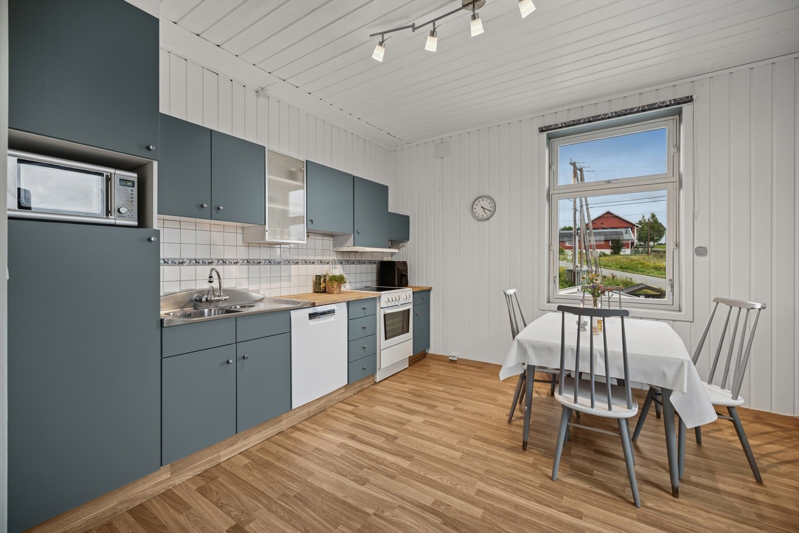 Godt med arbeidsrom ved kjøkkenbenkene av heltre. Galleribilde