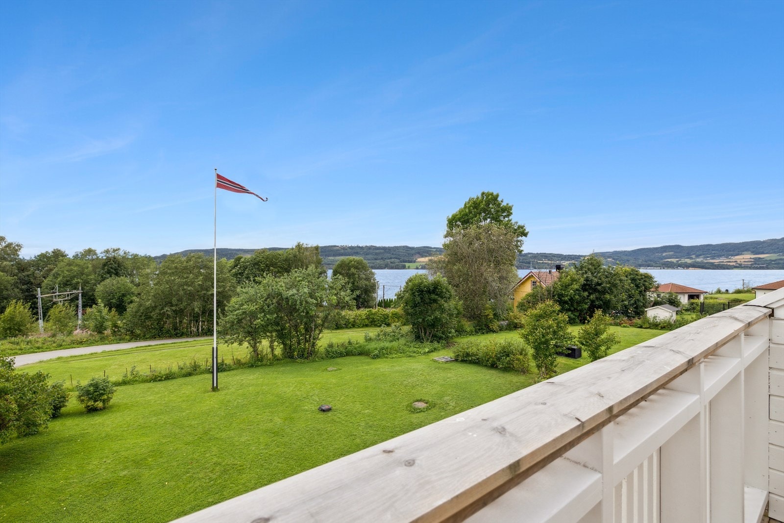 Fra leiligheten har du nydelig utsikt mot Mjøsa. Galleribilde