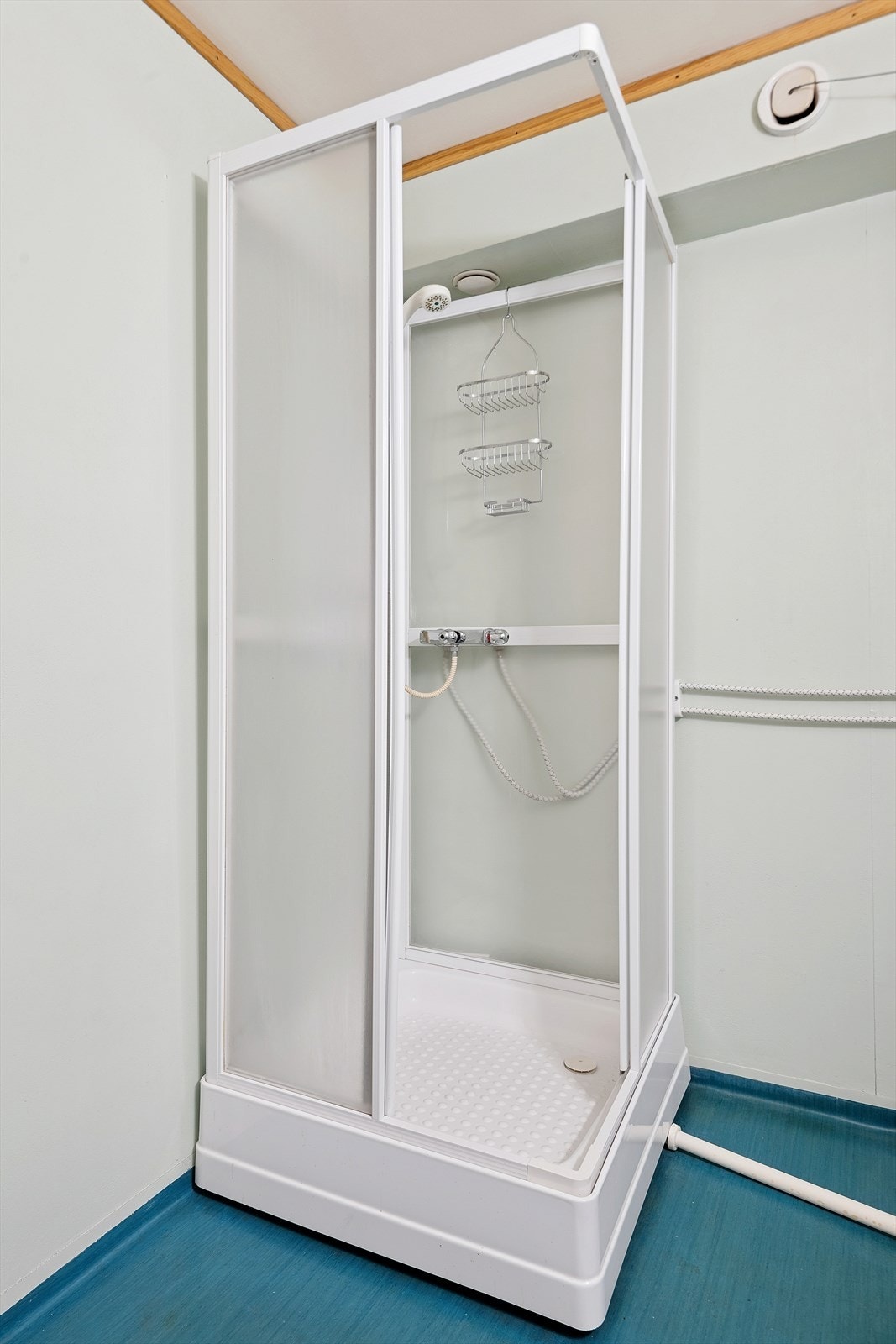 Dagens løsning med dusjkabinett er en fornuftig måte å begrense vannbelastningen på rommet. Galleribilde