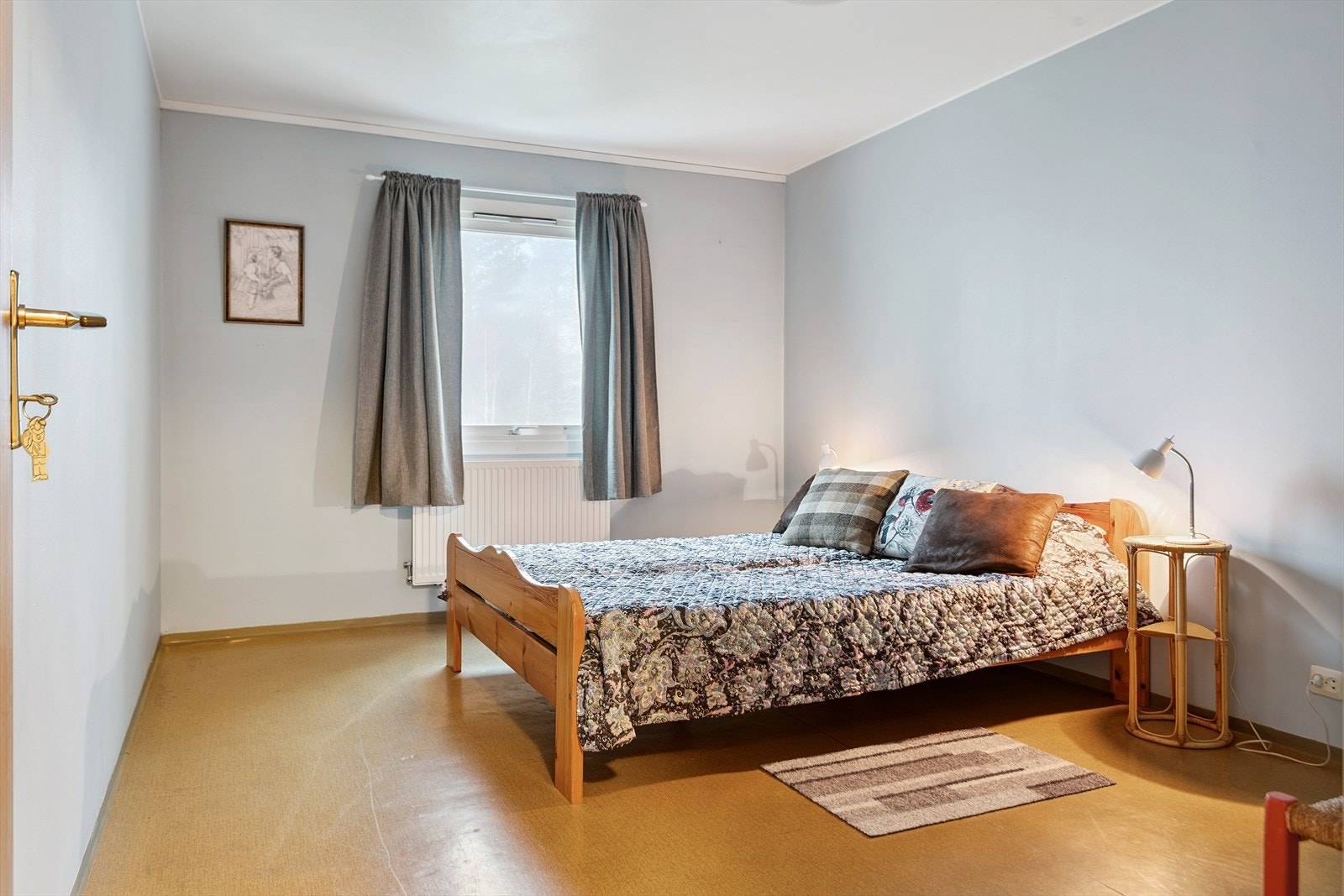 Soverommet har god plass til dobbeltseng og soveromsmøbler. Galleribilde