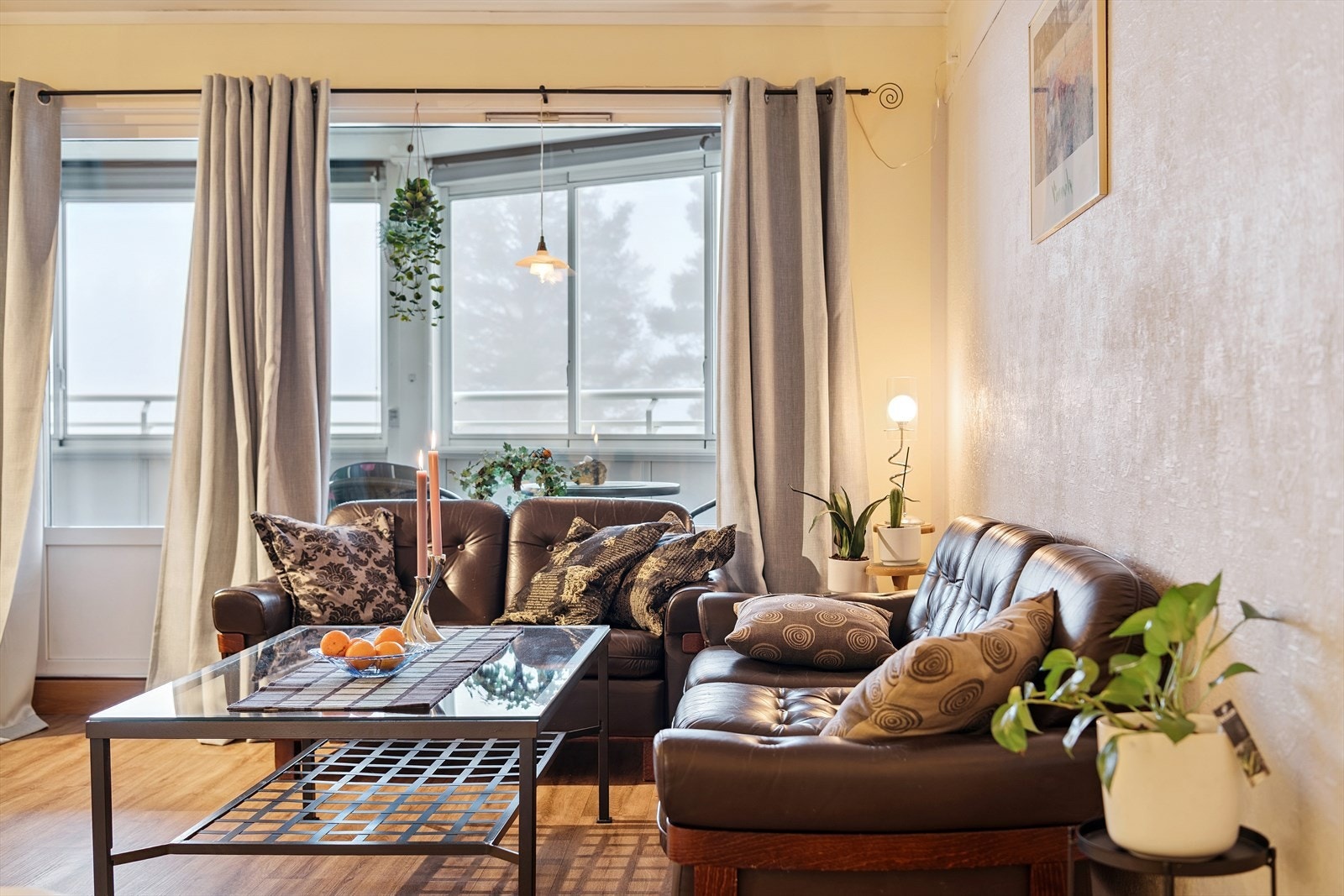 Trivelig stuestemning! Oppvarming via radiatorer tilknyttet sentralvarmeanlegg. Galleribilde