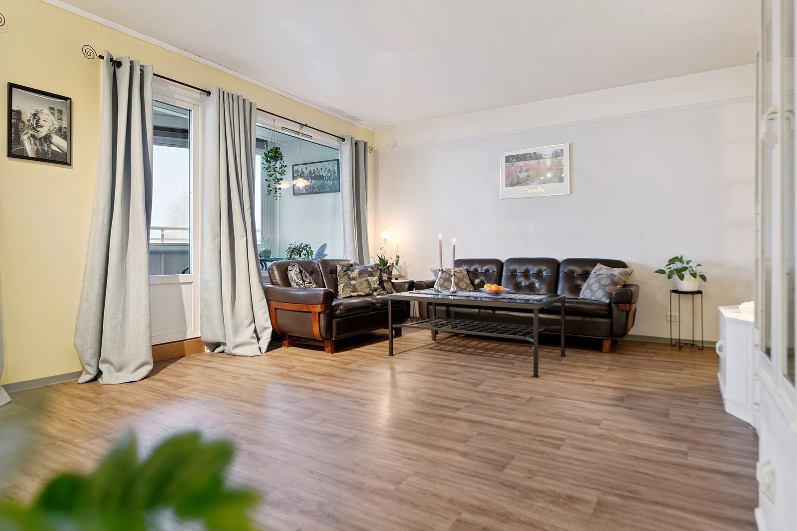 Stuen er et lyst og sentralt rom med direkte utgang til den innglassede balkongen. Galleribilde