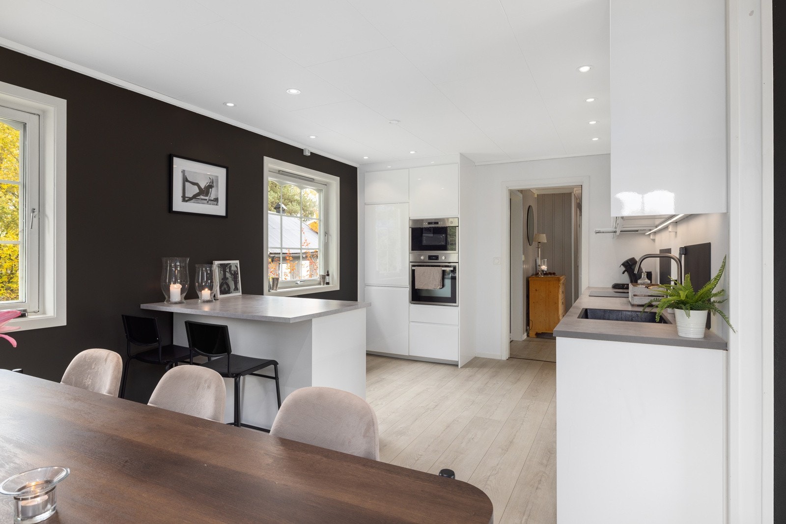 Stilrent kjøkken fra 20201 med integrerte hvitevarer, god arbeidsplass og barløsning mot spiseplassen. Galleribilde