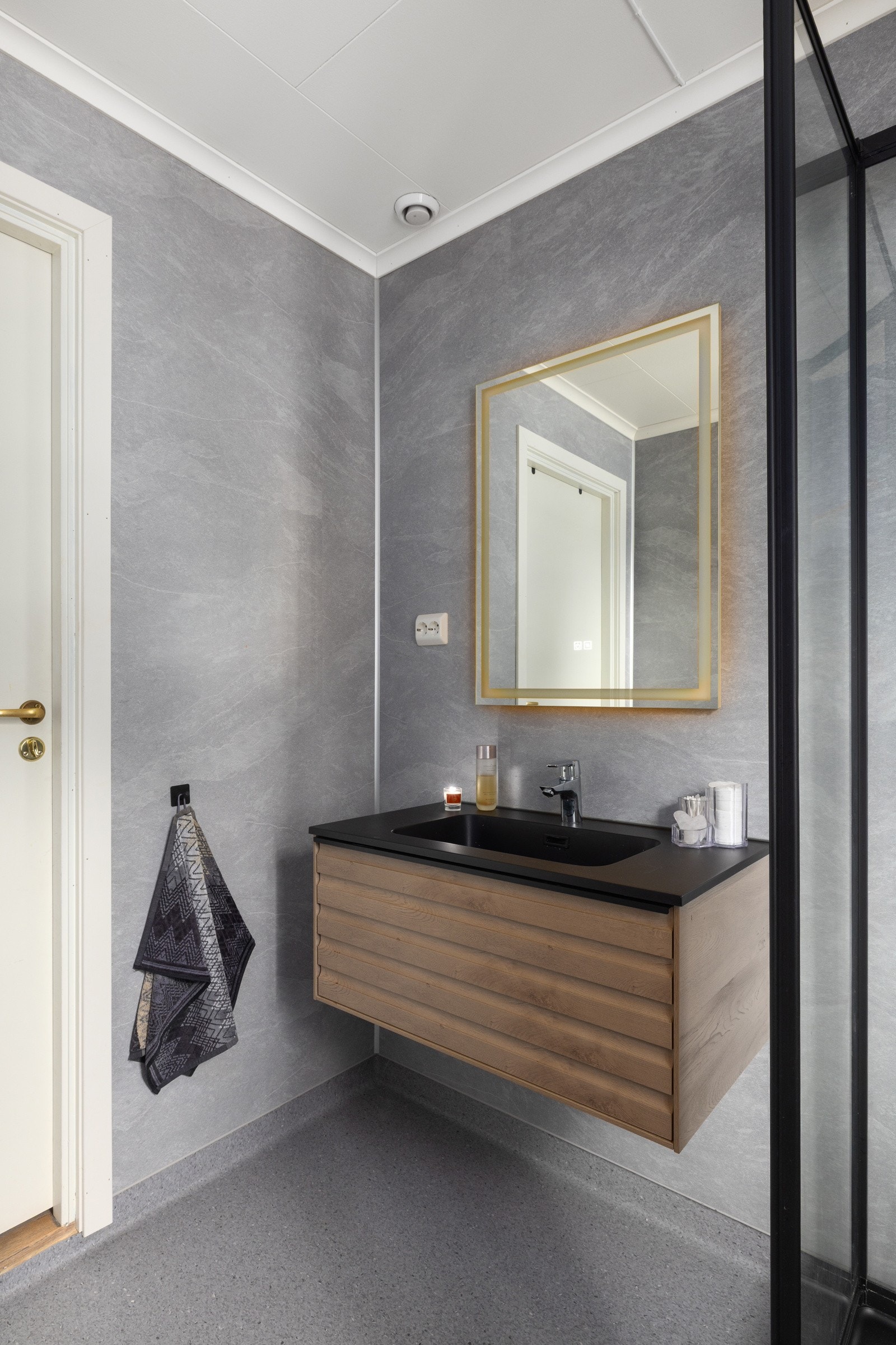 Elegant og moderne - sort armatur, heltpreg og stilrent design. Galleribilde