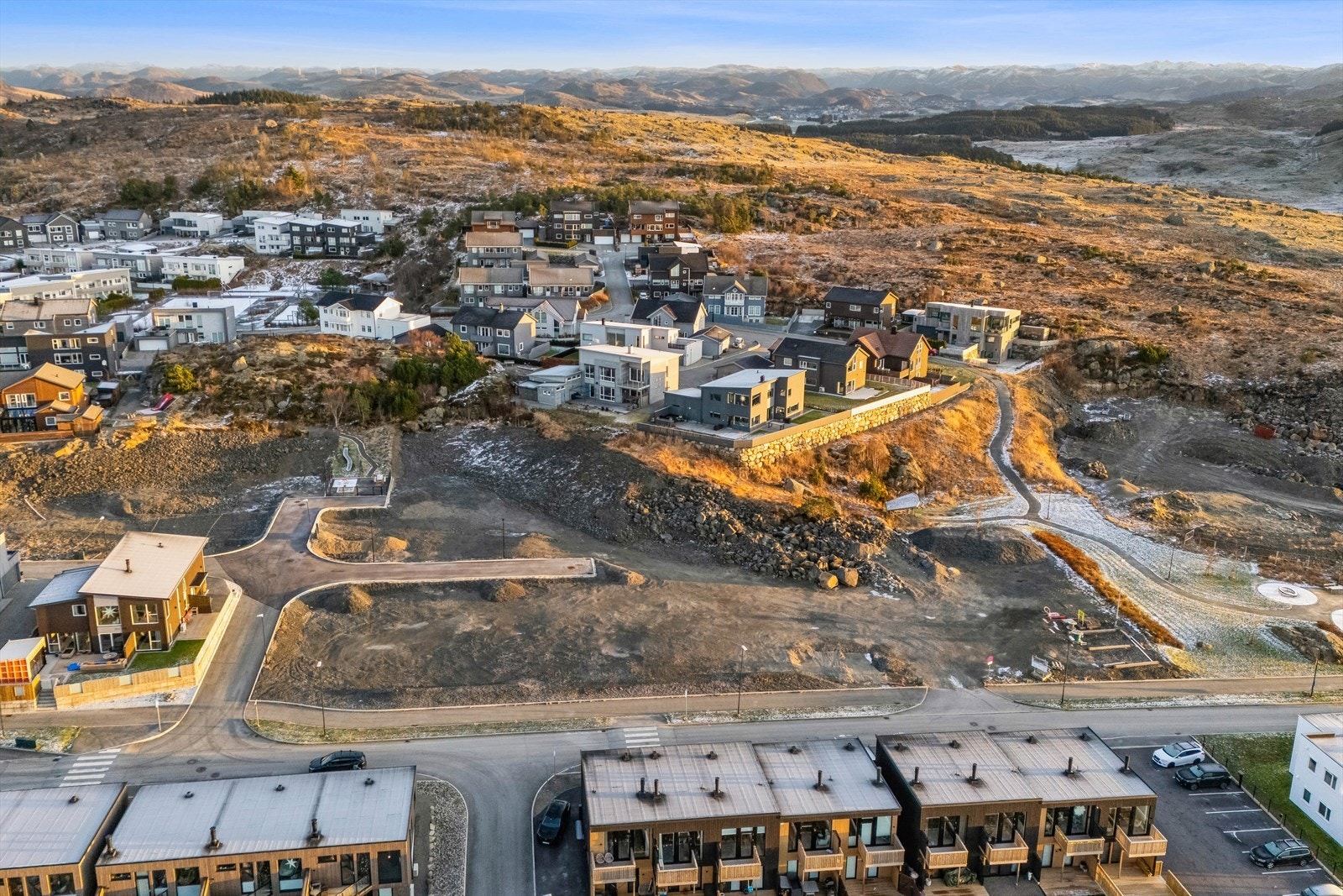 Velkommen til Lyefjell - et opparbeidet felt med asfalterte veier, fortau, lekeplass og full infrastruktur. Her ligger 7 eneboligtomter klare for bygging. Galleribilde