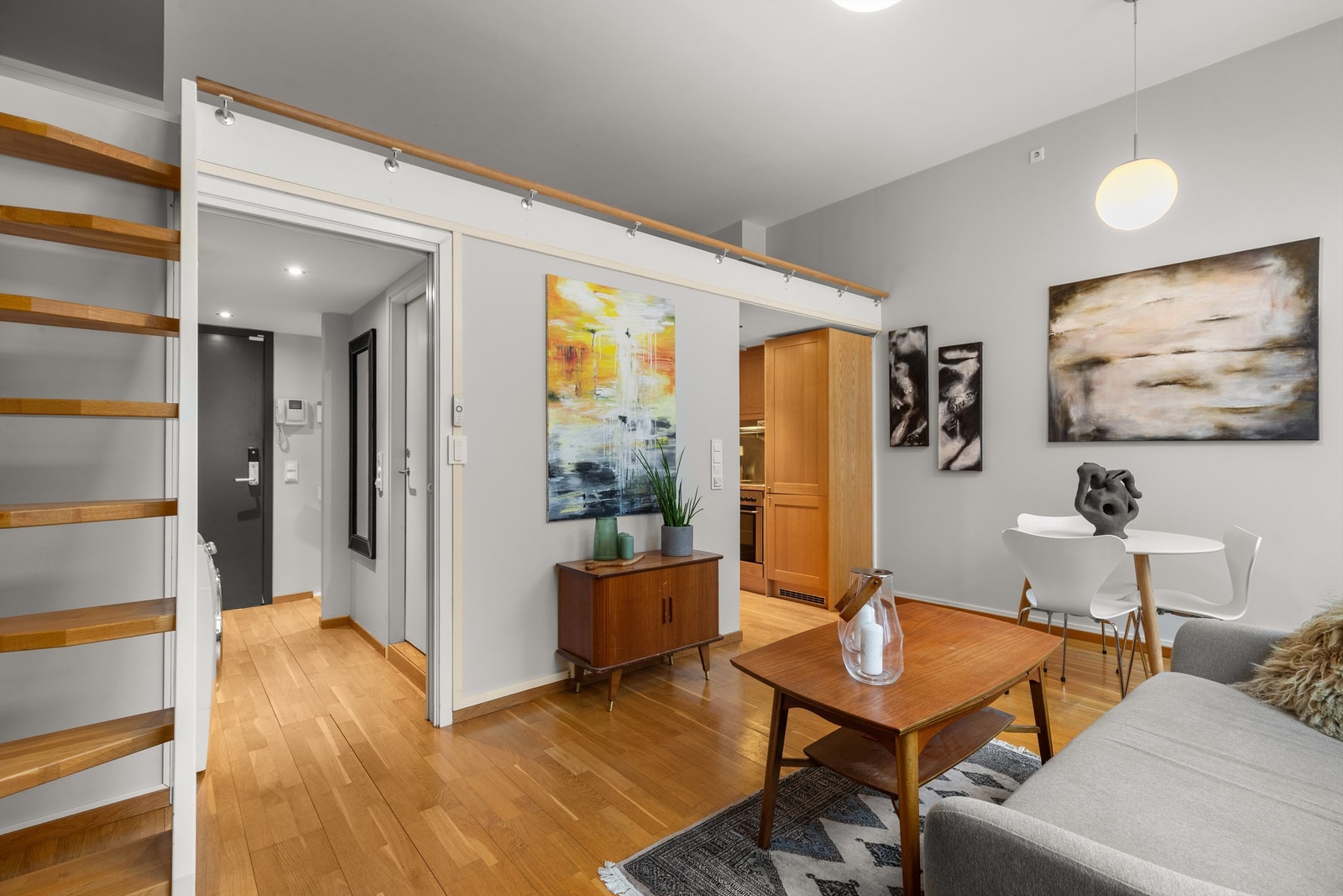 Stuen og kjøkkenet er holdt i en åpen løsning og er et sosialt samlingspunkt. Galleribilde