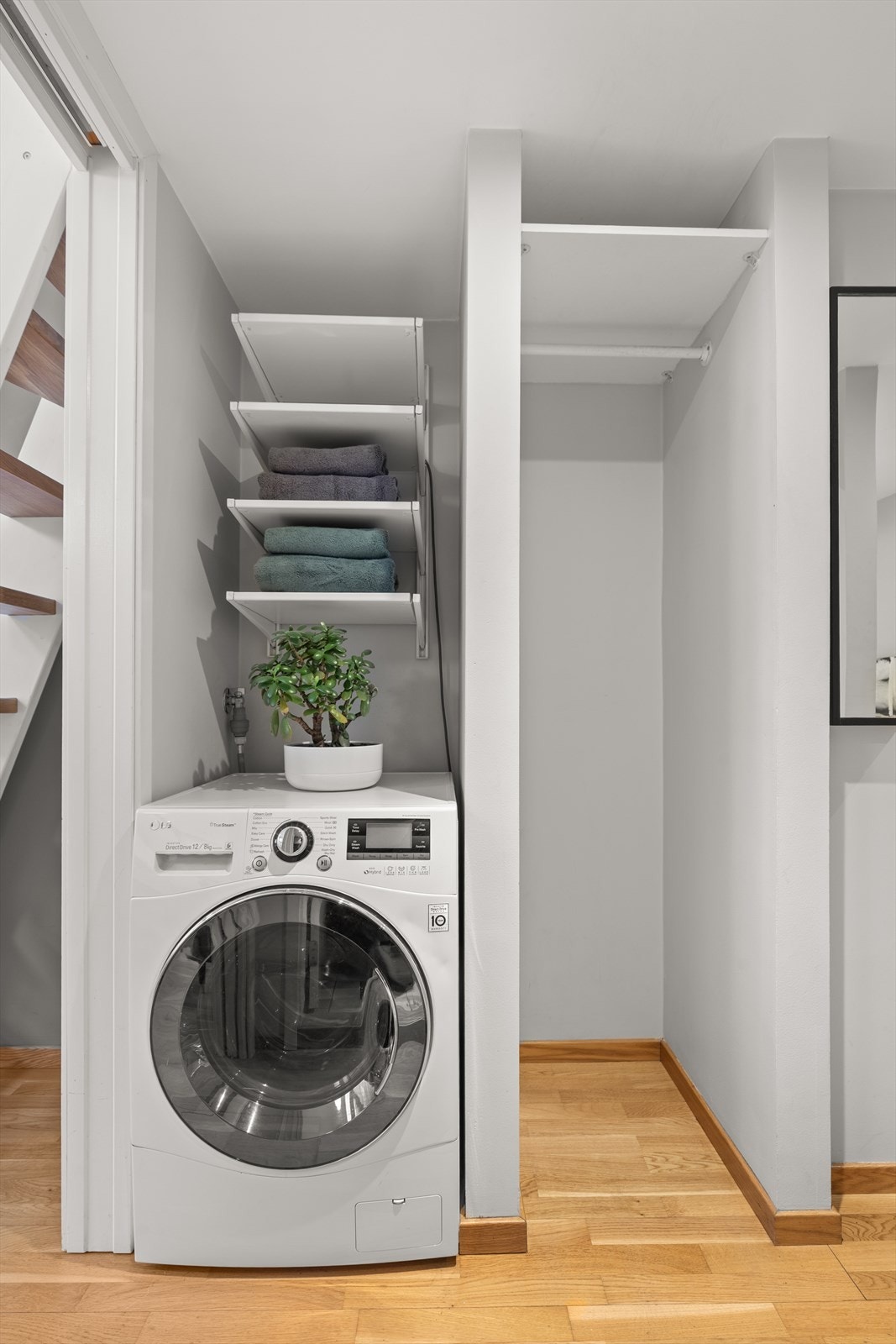 I entréen er det plass og opplegg for vaskemaskin i nisje innredning. Galleribilde
