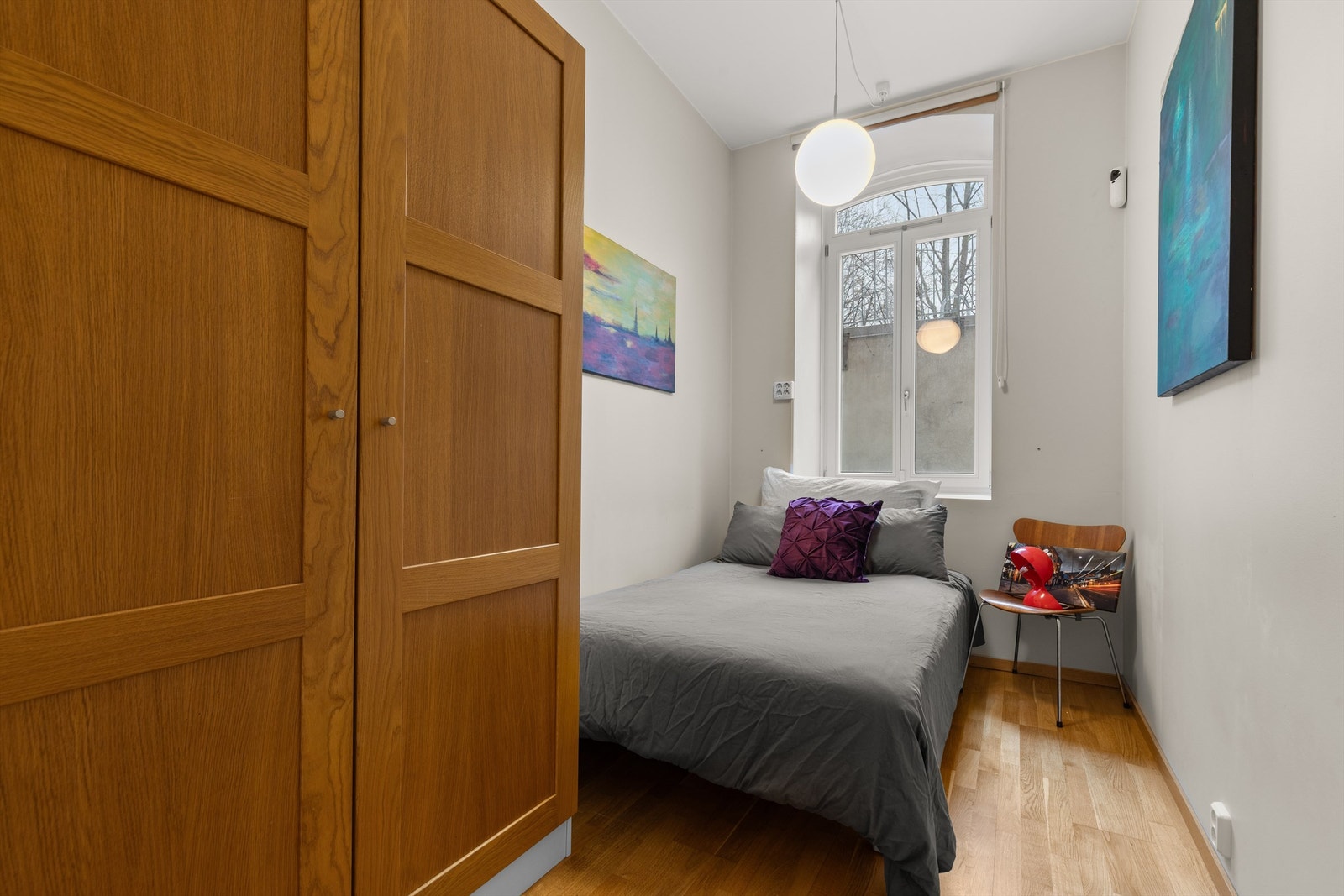 Hovedsoverommet er av god størrelse med plass til seng og nattbord. Det er også rikelig med oppbevaringsplass i en romslig garderobe. Galleribilde