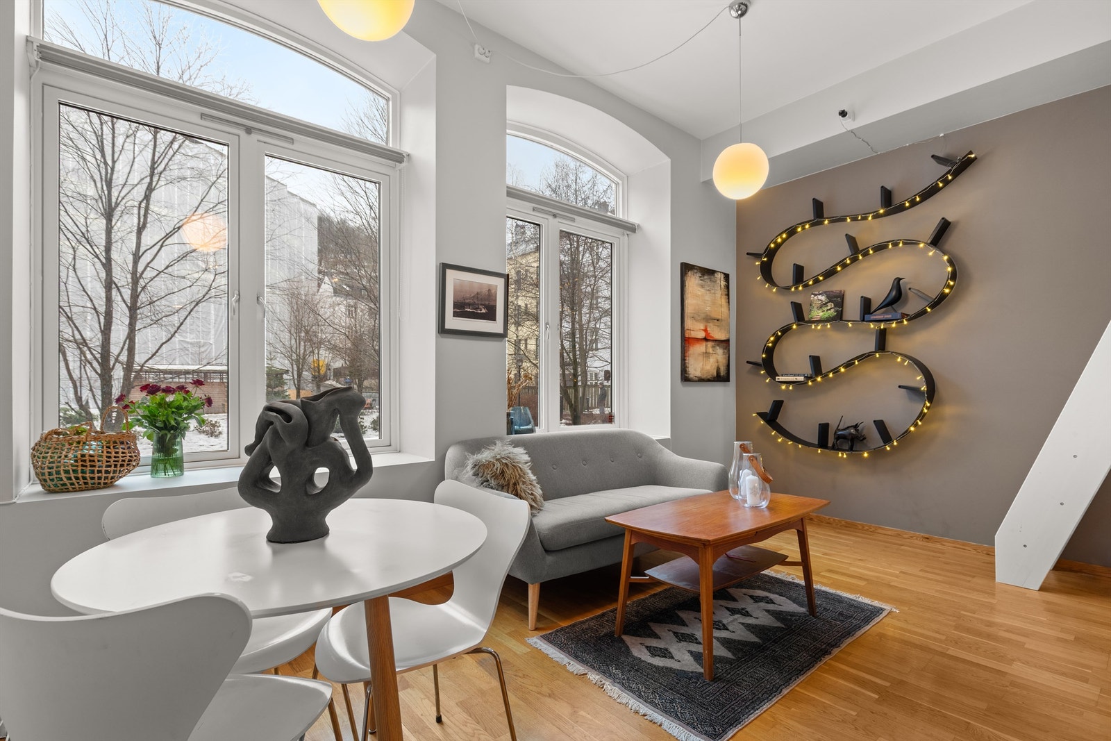 Stuen er av god størrelse med plass til sofa, salongbord og TV-seksjon om ønskelig. Galleribilde