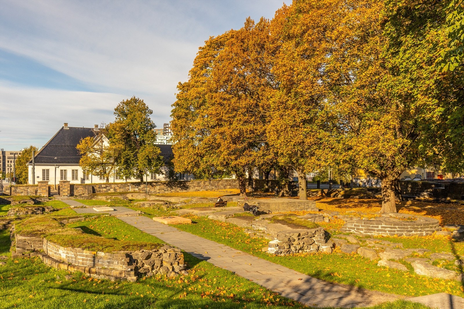 Hallvardskatedralen var Oslos tidligste domkirke. Her kan man gå en tur i solen de dagene været tillater det. Galleribilde