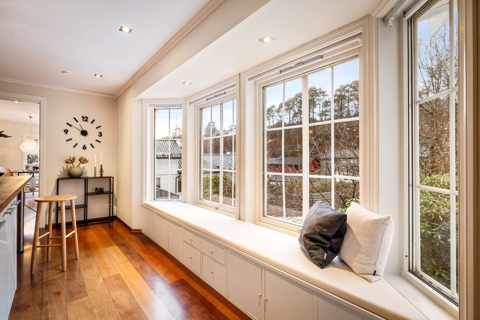 Dyp vinduskarm med sitteplass. Galleribilde