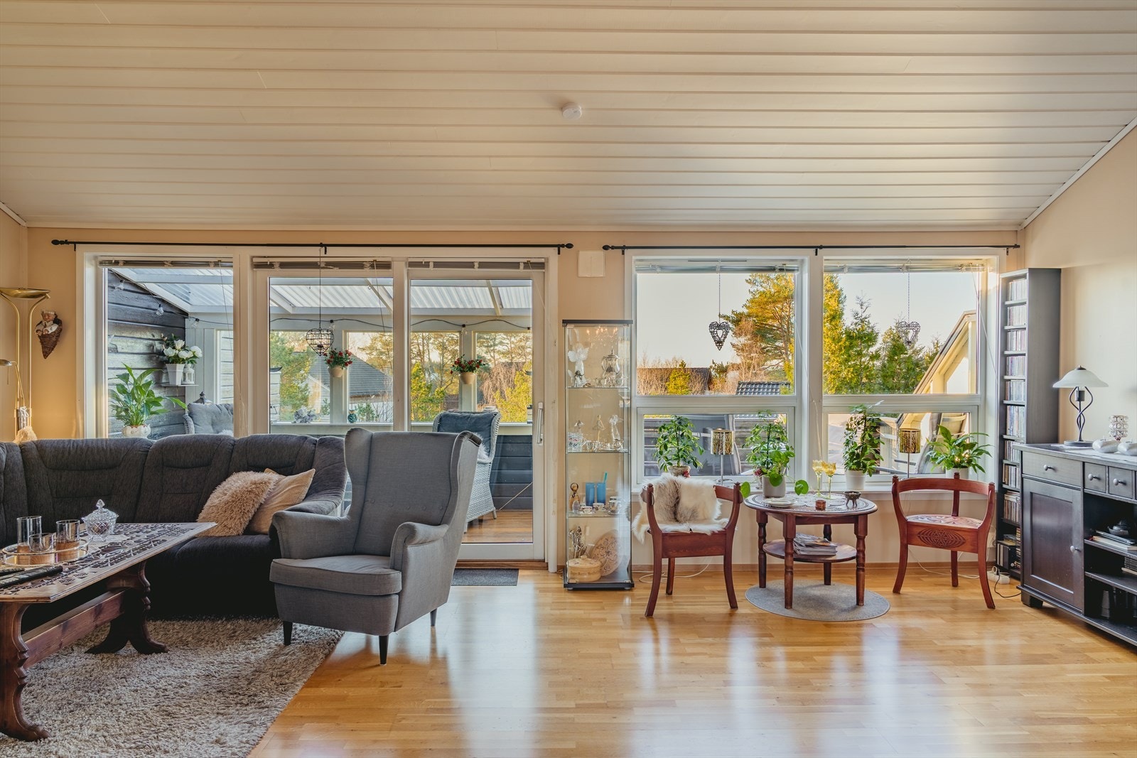 Vi beveger oss opp i andre etasje, og inn til hjertet av boligen, nemlig stuen. Galleribilde