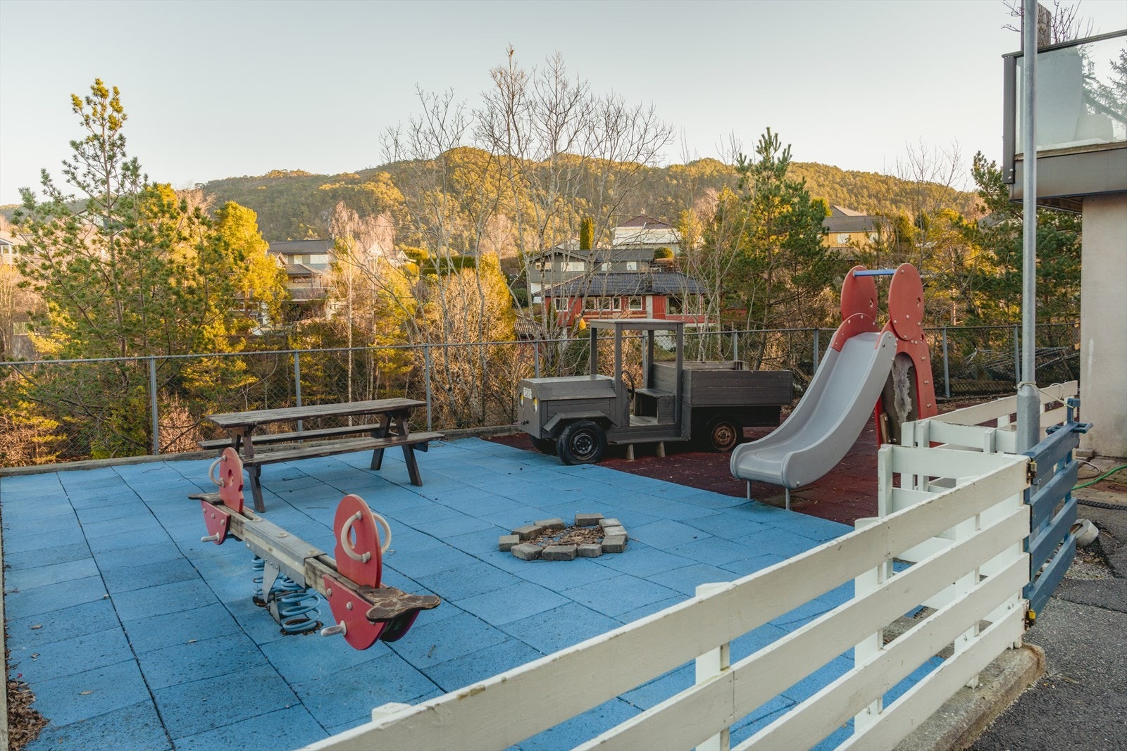 Lekeplass på sameiets tomt. Galleribilde