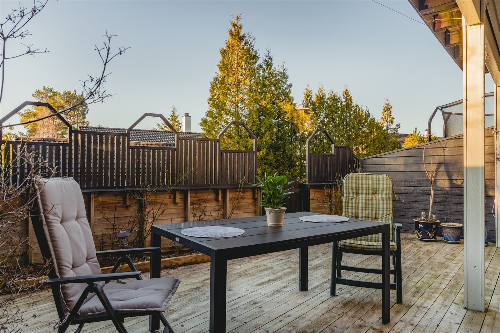 Noen naboer har innredet med trampoline, andre med utekino på sommerdager. Her er det også utgang til bakgaten. Galleribilde