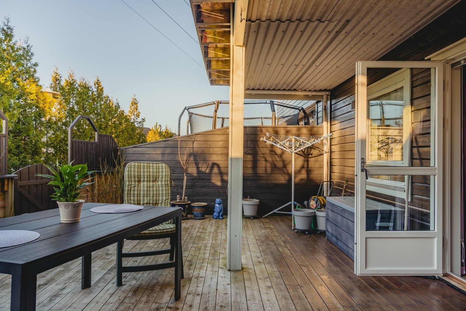 På baksiden av huset finner vi boligens tredje uteplass. Uteplassen en svært romslig og gir uendelig med muligheter. Galleribilde