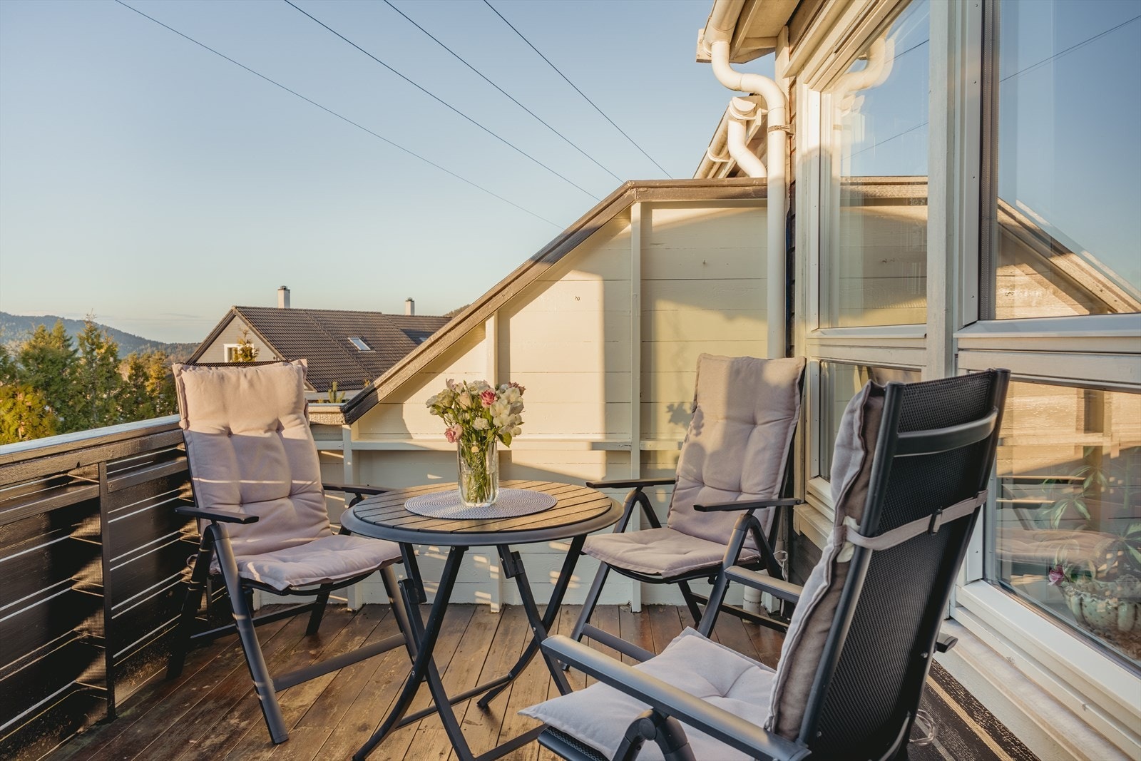 Terrassen er romslig og usjenert, og blir et naturlig samlingspunkt for familien, spesielt på ettermiddager når solen virkelig varmer. Galleribilde