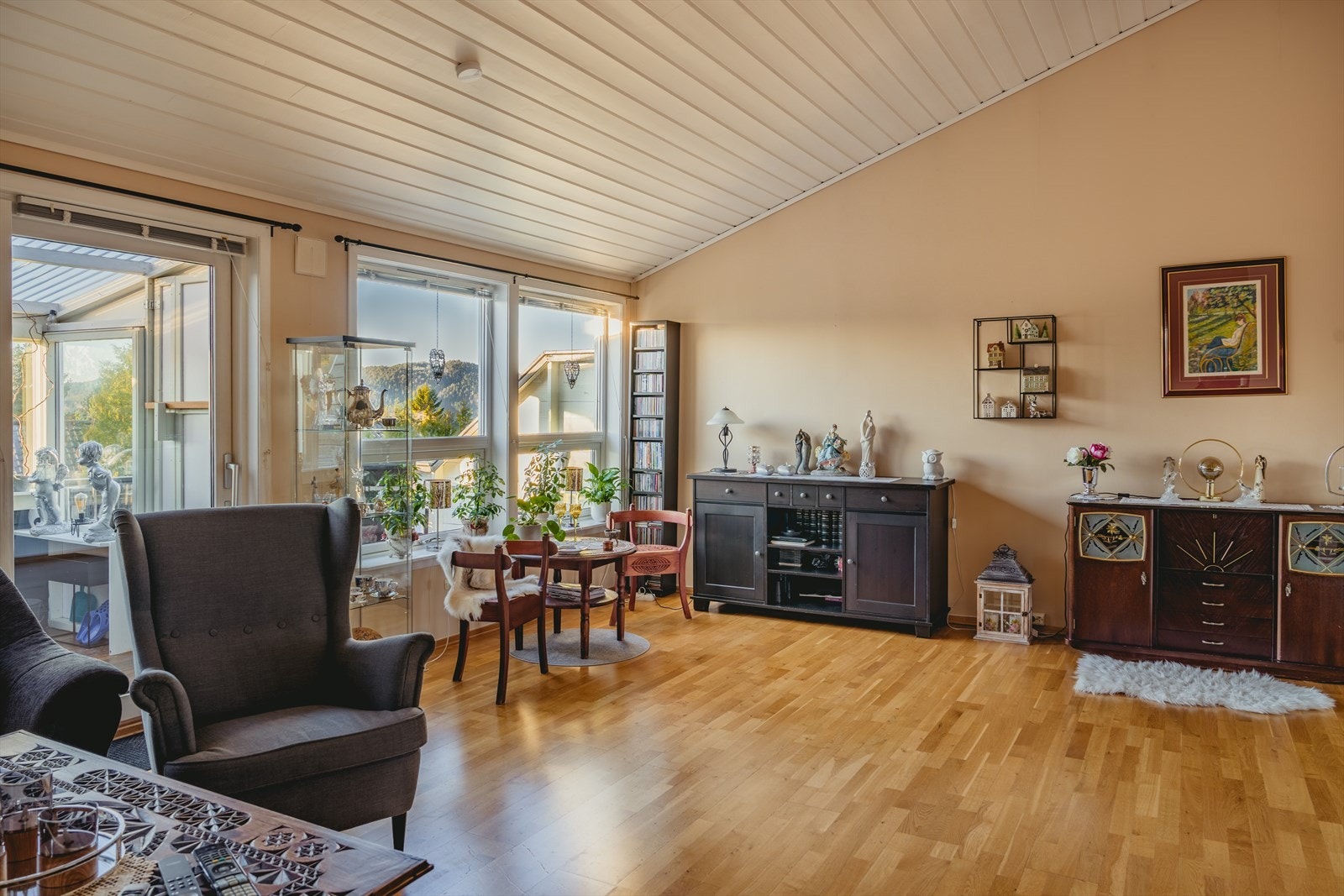 Her møtes vi av store vindusflater som slipper inn rikelig med naturlig lys! Galleribilde