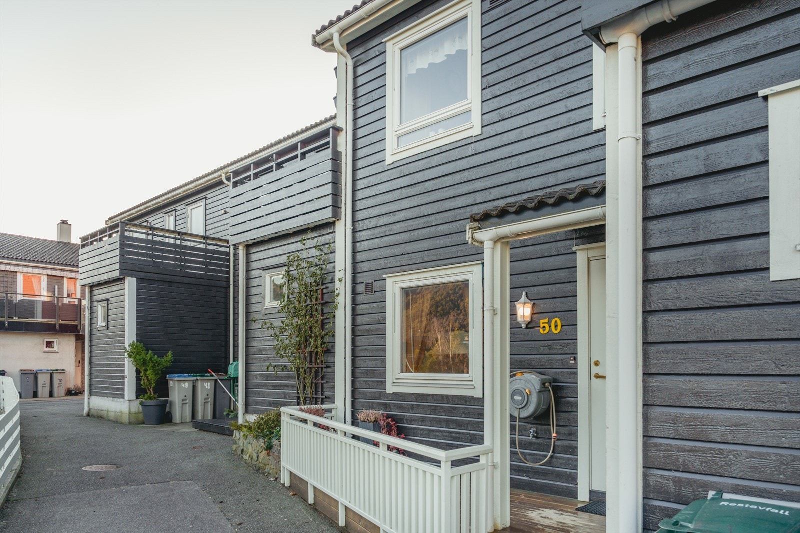 Førsteinntrykket er sjarmerende - et pent opparbeidet inngangsparti med god plass til kafésett. Her finner man også en ekstern bod på 5,2 kvm. Galleribilde