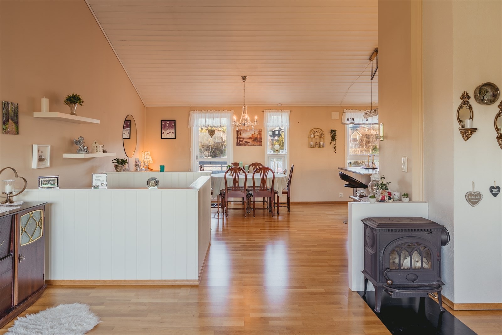 Stuen er utstyrt med vedovn som sørger for god oppvarming og en hyggelig atmosfære. Galleribilde