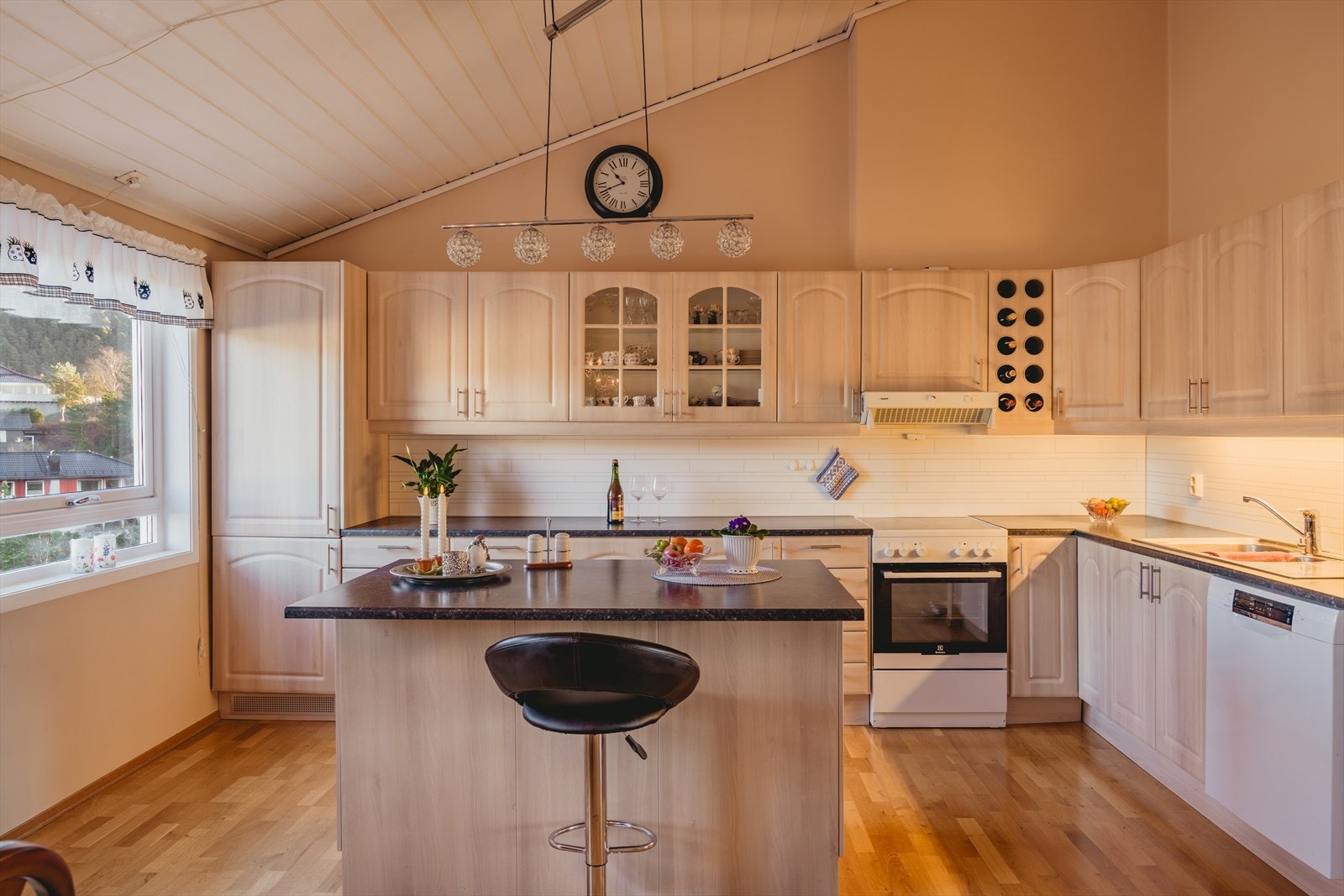 Kjøkkenet har praktiske og gjennomtenkte løsninger - samt rikelig med skap- og benkeplass. Galleribilde