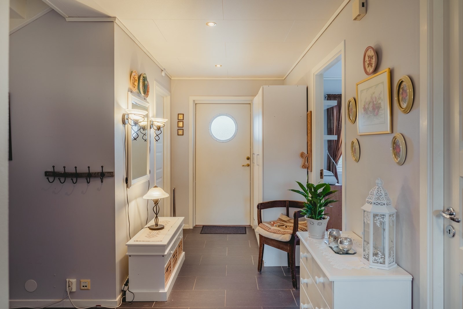 Lys og romslig entré med god plass til oppbevaring av yttertøy og sko. Gulvet er flislagt og utstyrt med varmekabler for ekstra komfort. Galleribilde