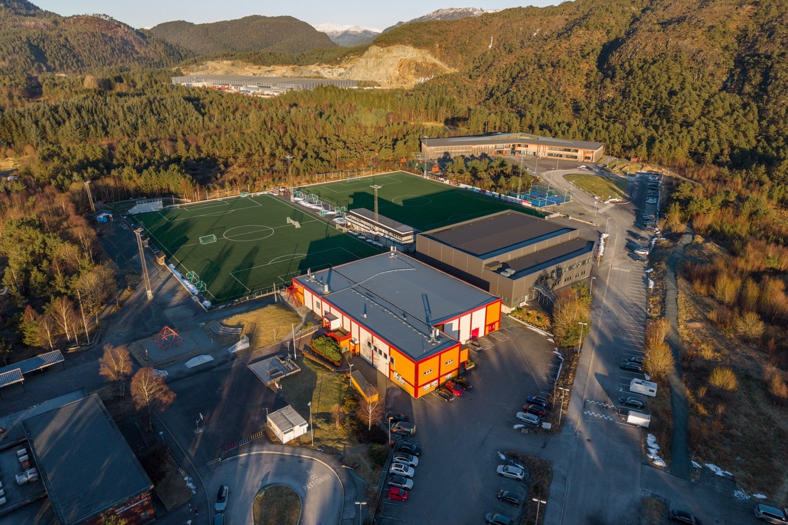 Nore Neset Aktivitetshus, ute padel og fotballbaner, samt flere lekeplasser. Galleribilde