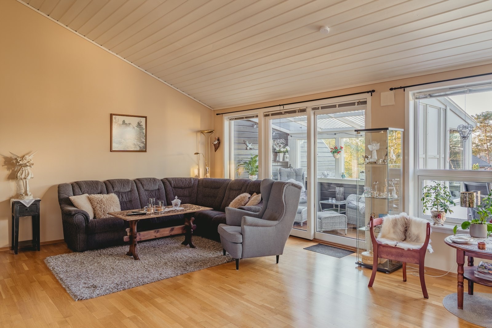 Stuen oppleves luftig med god takhøyde, og en fin utforming som gjør det enkelt å innrede i ulike soner. Galleribilde