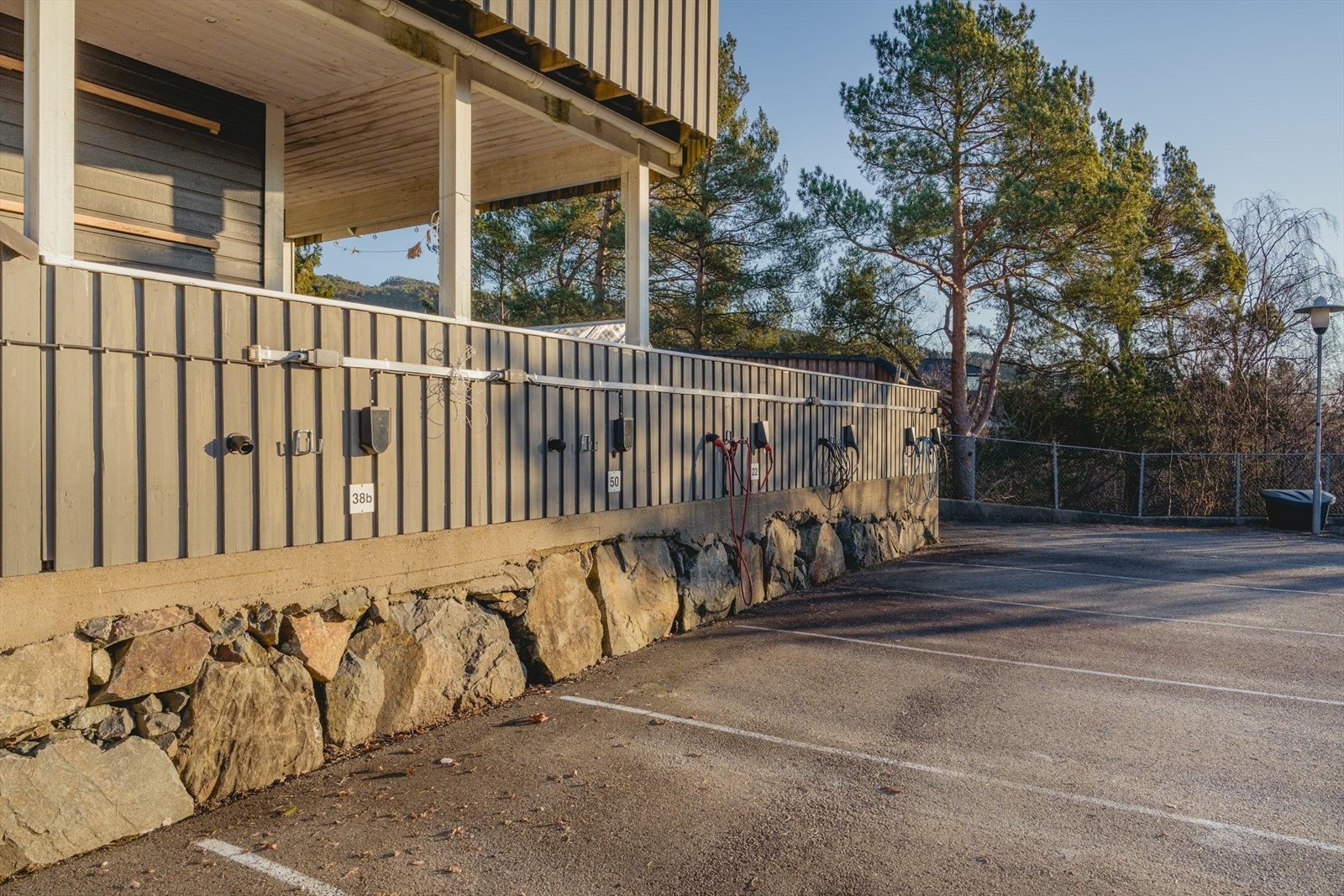 Fast parkeringsplass klargjort for elbil-lader. Galleribilde