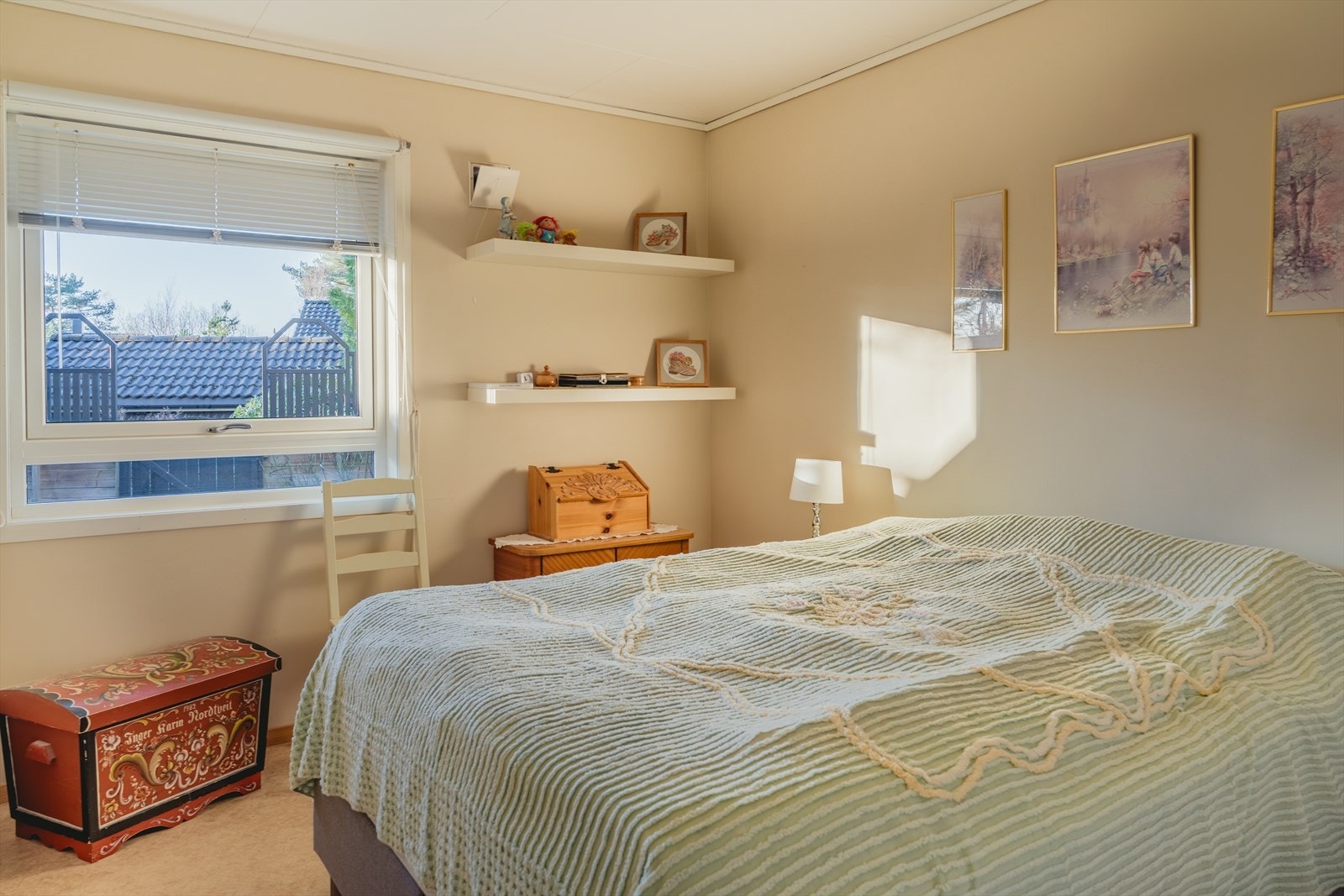 Boligen har tre romslige soverom, alle med god plass til en komfortabel seng og garderobeskap. Galleribilde