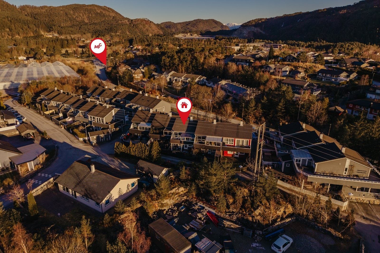 Gangavstand til Nore Neset barneskule, Nore Neset ungdomskule, Skorvane FUS barnehage og busstopp. Galleribilde