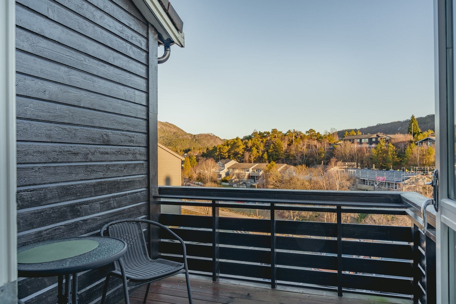 Den andre altanen har tilkomst fra kjøkkenet, og er vendt mot morgensolen. Galleribilde