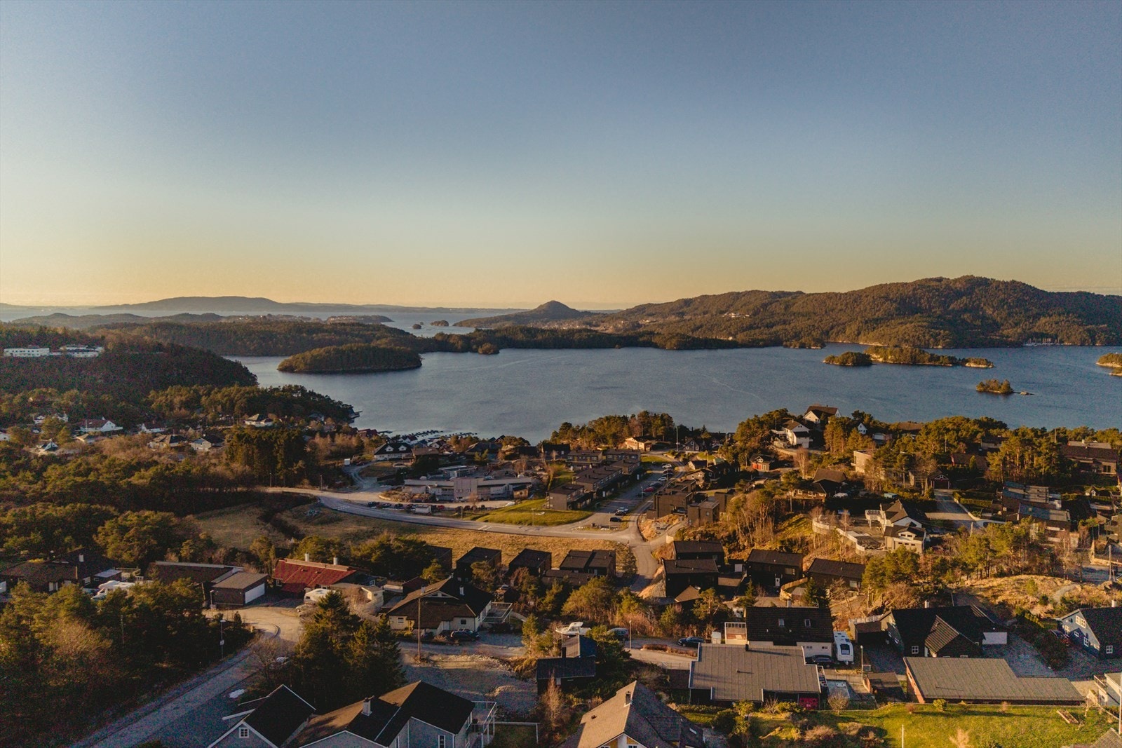 Flotte turmuligheter i umiddelbar nærhet, Liafjellet, Høglikampen og Vardafjellet for å nevne noen. Dersom det frister med en dukkert ligger Skeisstøa badeplass en 15 minutters spasertur unna - perfekt for barna! Galleribilde