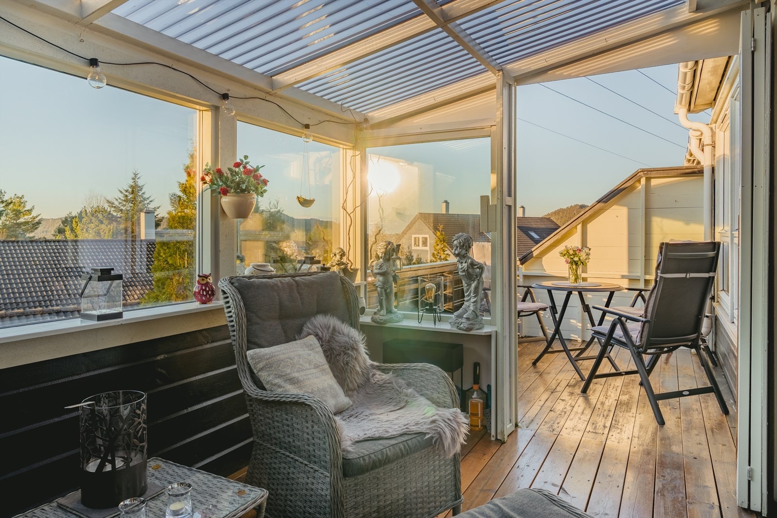Fra stuen er det utgang til en herlig uteplass på 15,5 kvm, hvorav 8,7 kvm er bebygd til utestue! Galleribilde