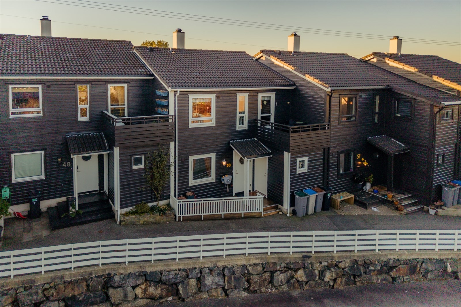 Et familievennlig rekkehus i rolige og barnevennlige omgivelser. Boligen byr på solrike uteplasser med flott utsikt over nabolaget. Galleribilde