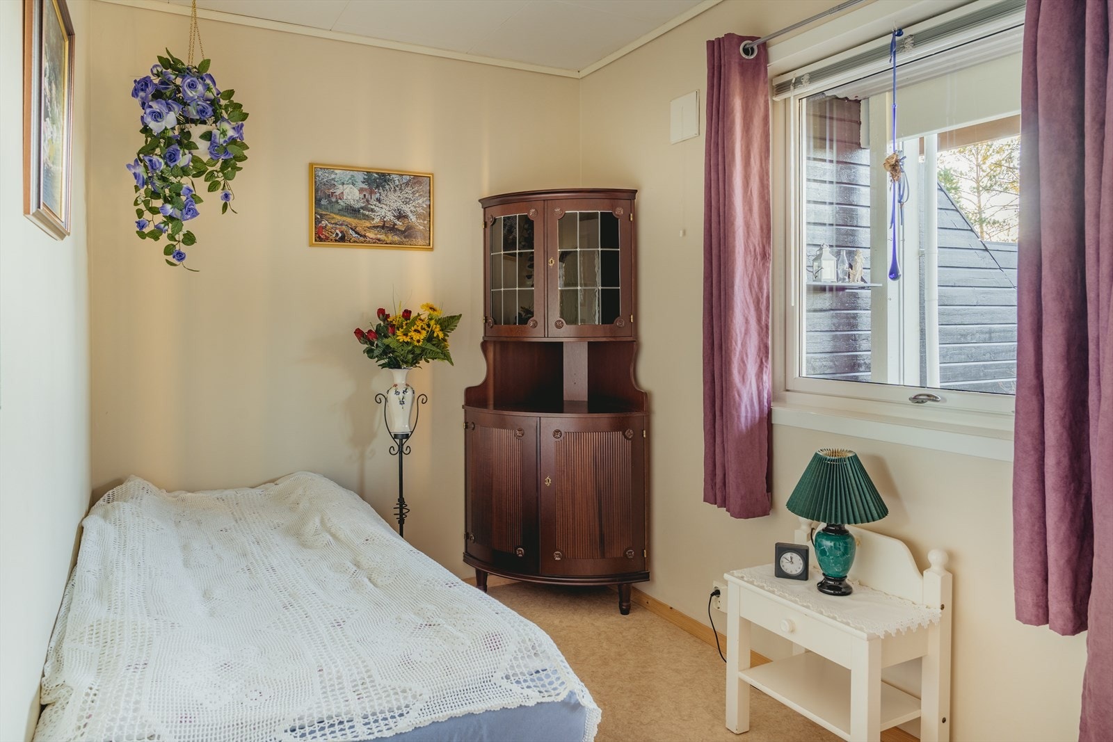 Soverom 3 med utgang til uteplassen. Galleribilde