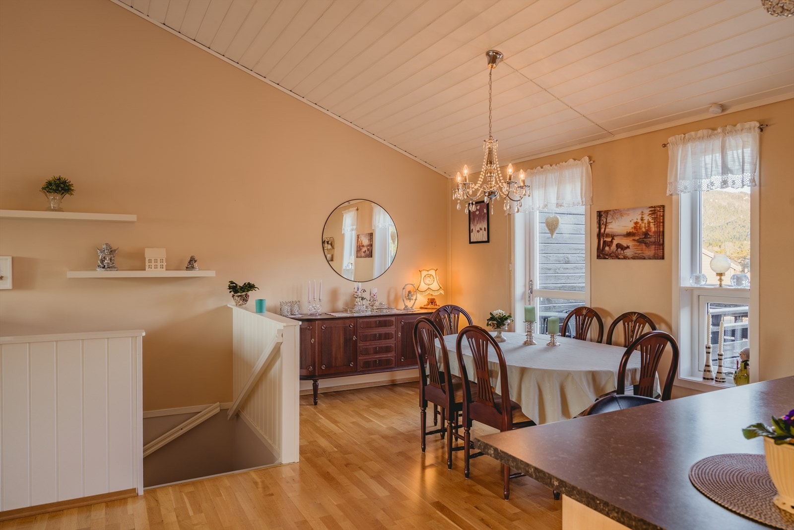 Her er det god plass til en romslig spisegruppe hvor hele familien kan samles til måltider, lekser eller hyggelige stunder med venner og familie. Galleribilde