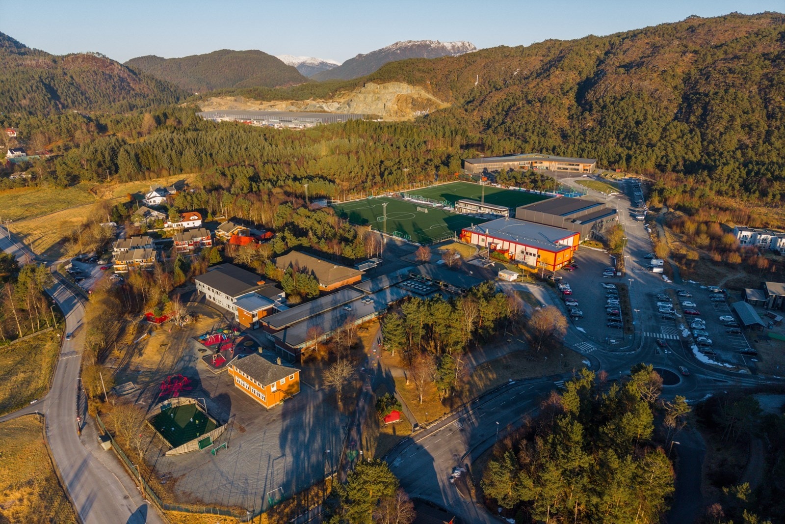 Nore Neset barneskole, Nore Neset ungdomsskole og Fus barnehage Nore Neset ligger innen kort gangavstand. Galleribilde