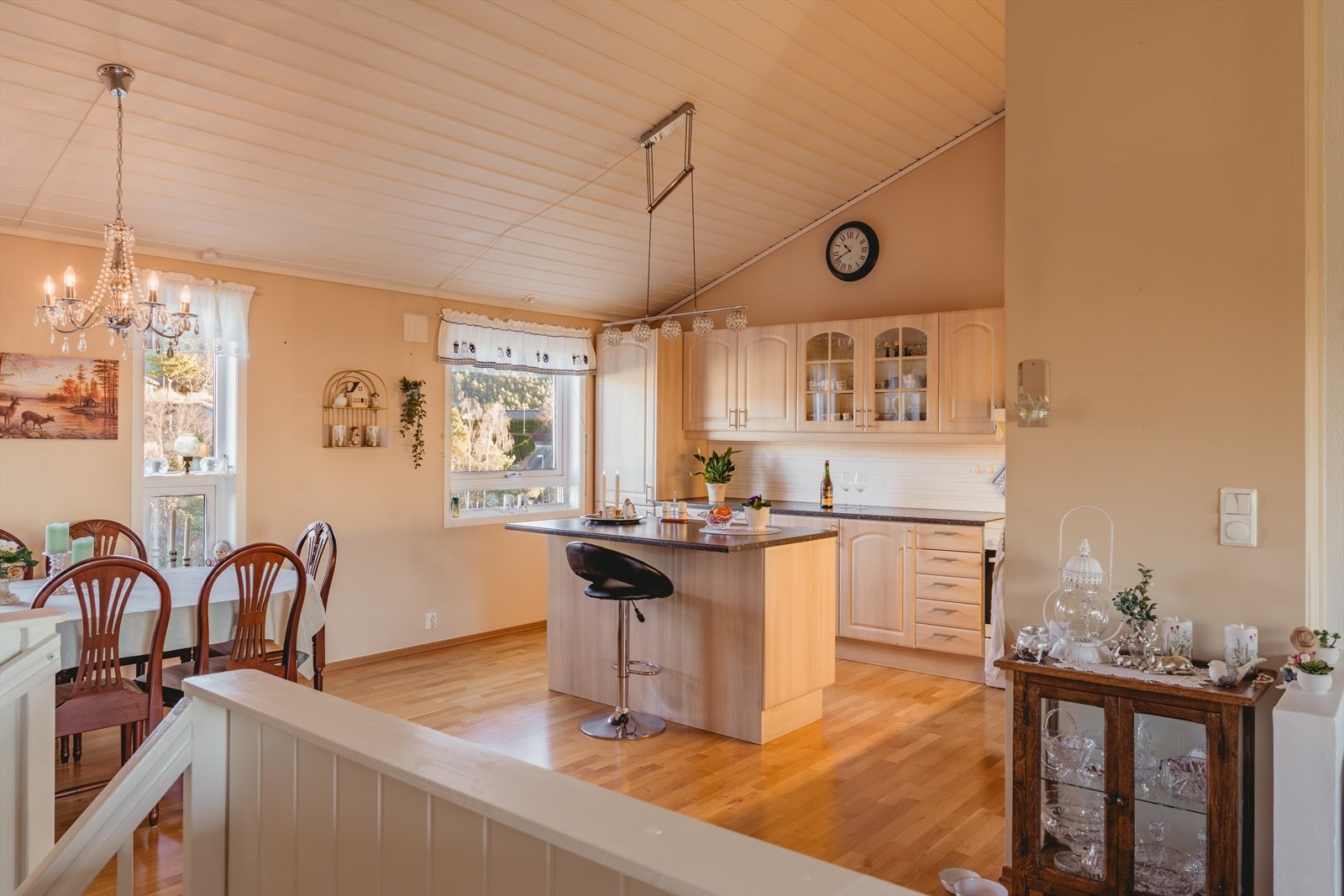 Kjøkkenet ligger i åpen løsning mot spiseområdet, og skjermes delvis fra stuen. Galleribilde