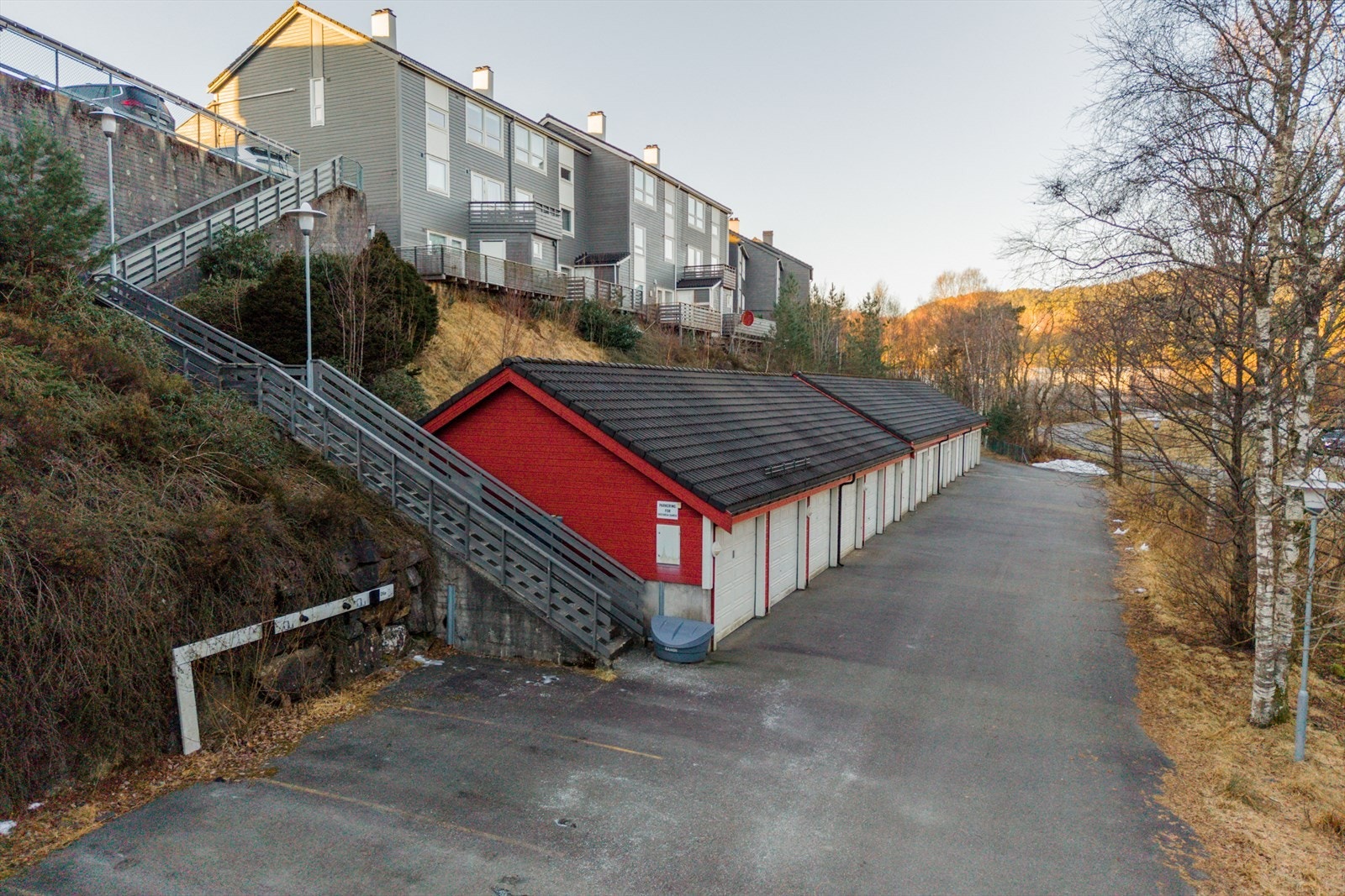 I tillegg til fast parkering oppe, disponerer man èn garasje i rekke nede. Her finner man også gjesteparkering. Galleribilde