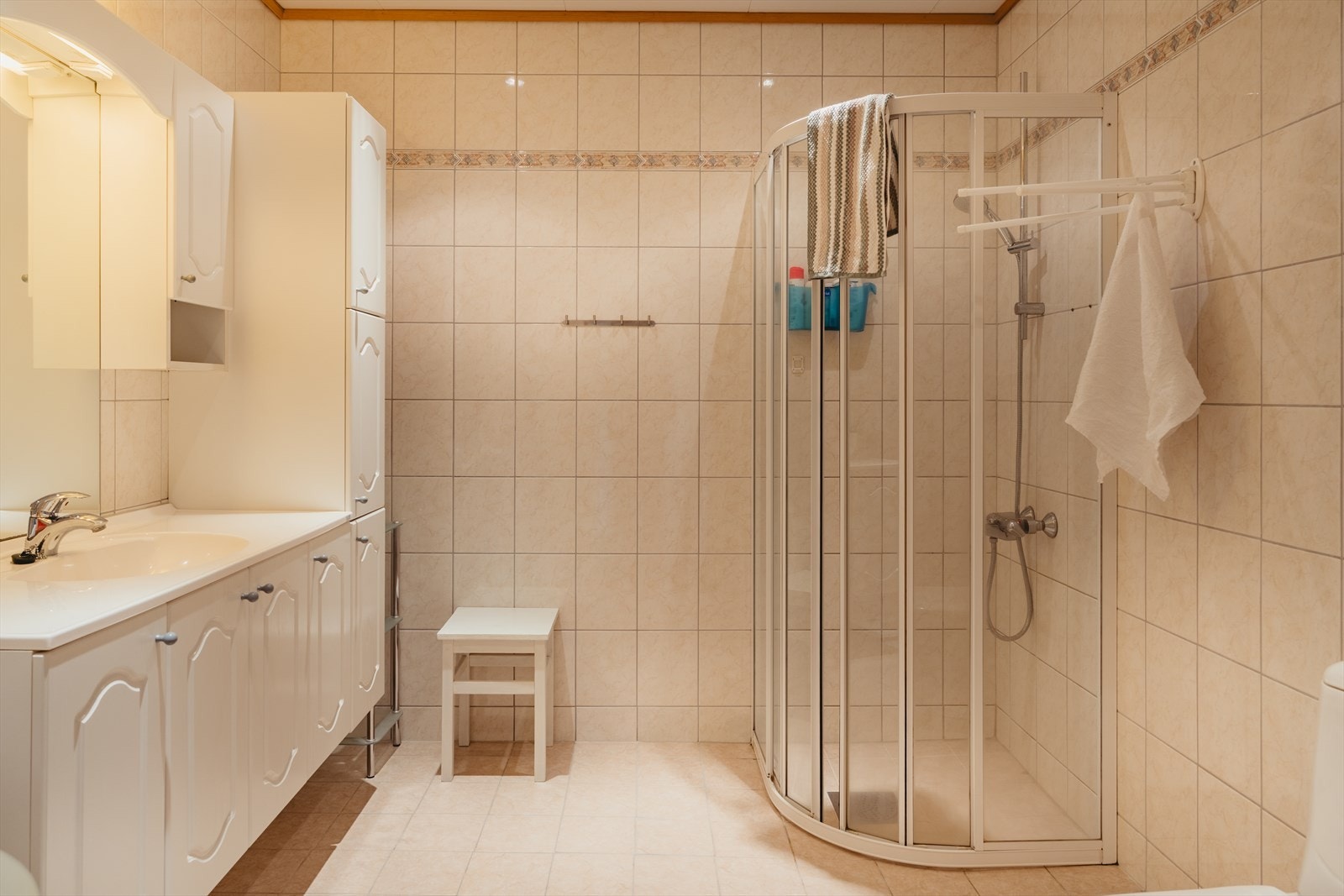 Badet er helfliset i tidløse farger. Galleribilde