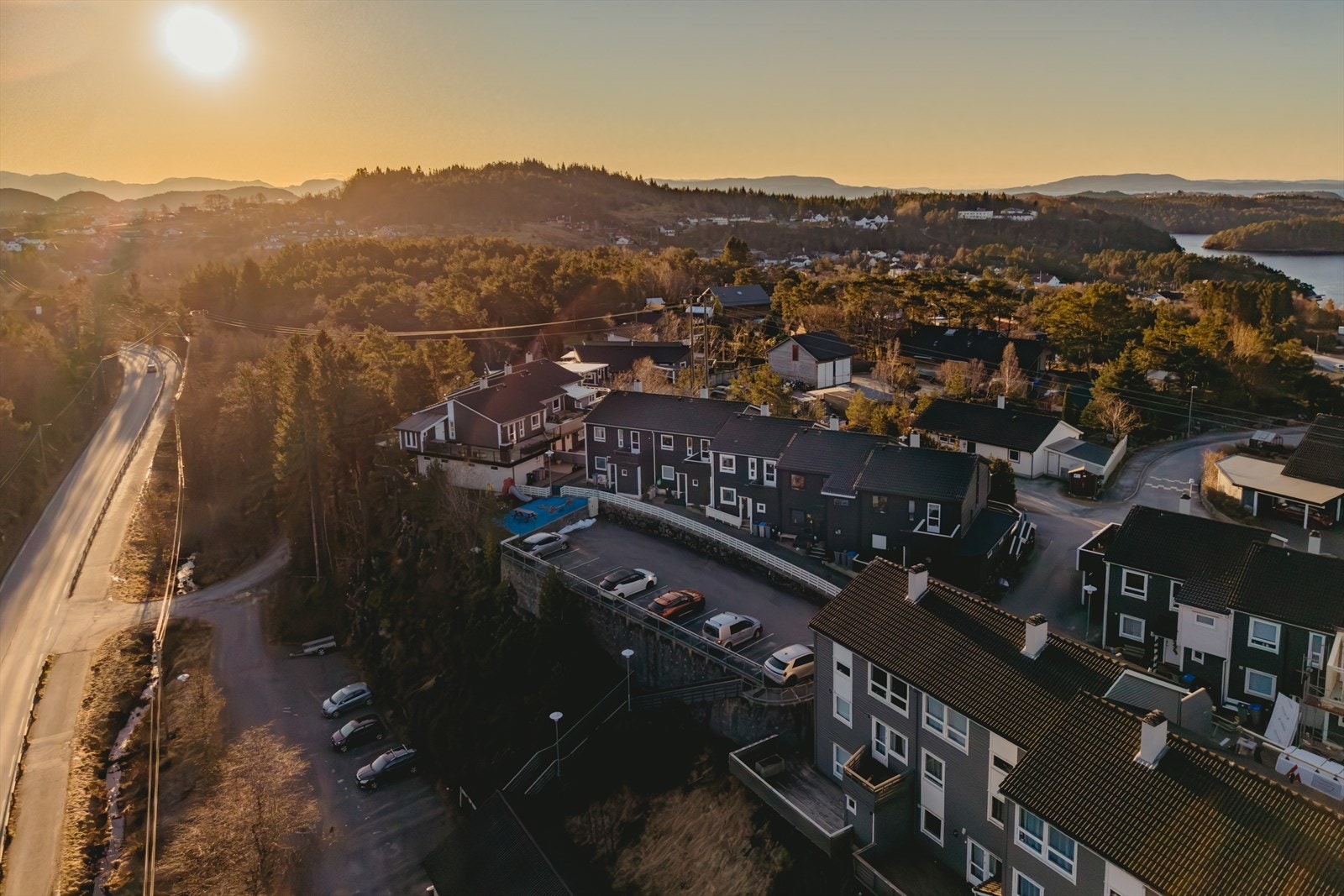 Fantastisk beliggenhet i naturskjønne omgivelser, helt ideelt for barnefamilien. Barnevennlig og veletablert boligområde uten gjennomgangstrafikk. Galleribilde