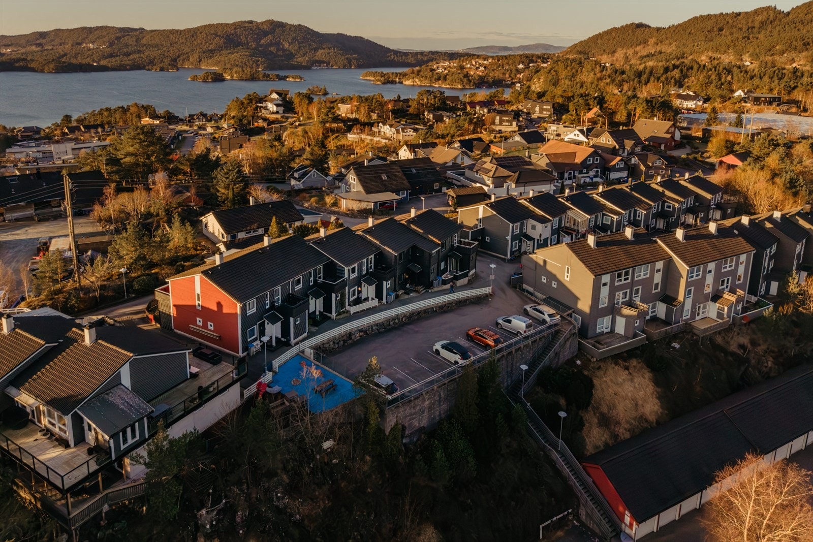 Det medfølger både fast parkeringsplass og èn garasje i rekke. Galleribilde