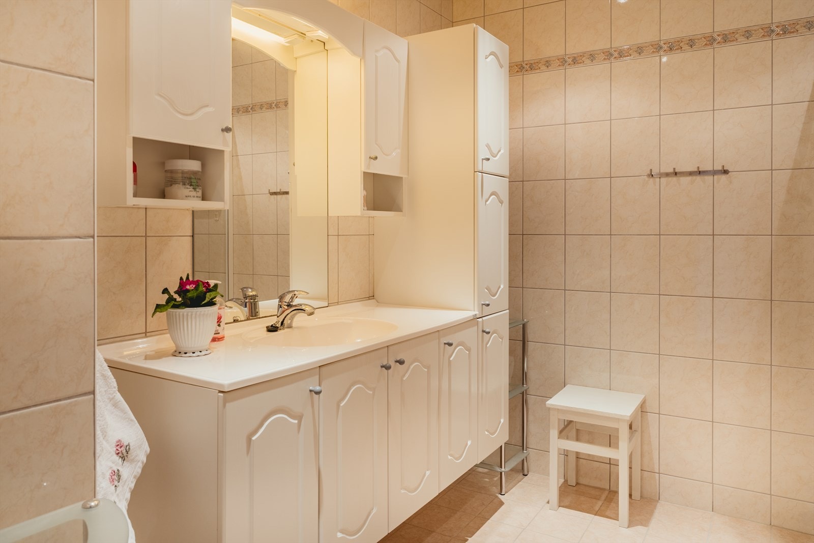 Praktisk servant med rikelig skapplass. Galleribilde