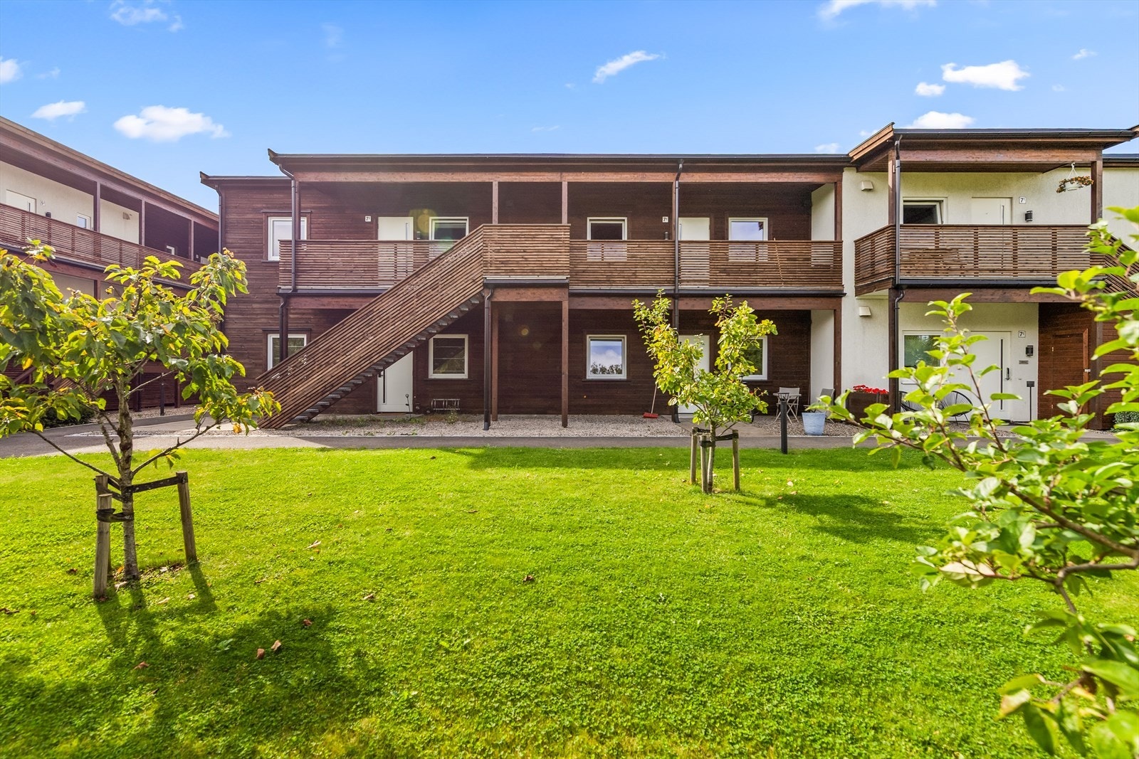 Området byr på grønne arealer med gode møteplasser, samt en lekeplass. Galleribilde