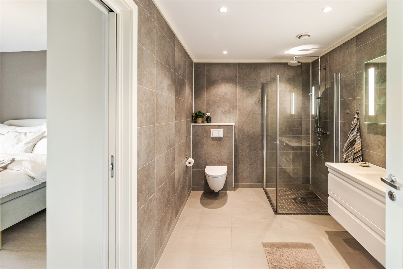 Varmekabler på gulvet bidrar til en behagelig start på dagen. Galleribilde